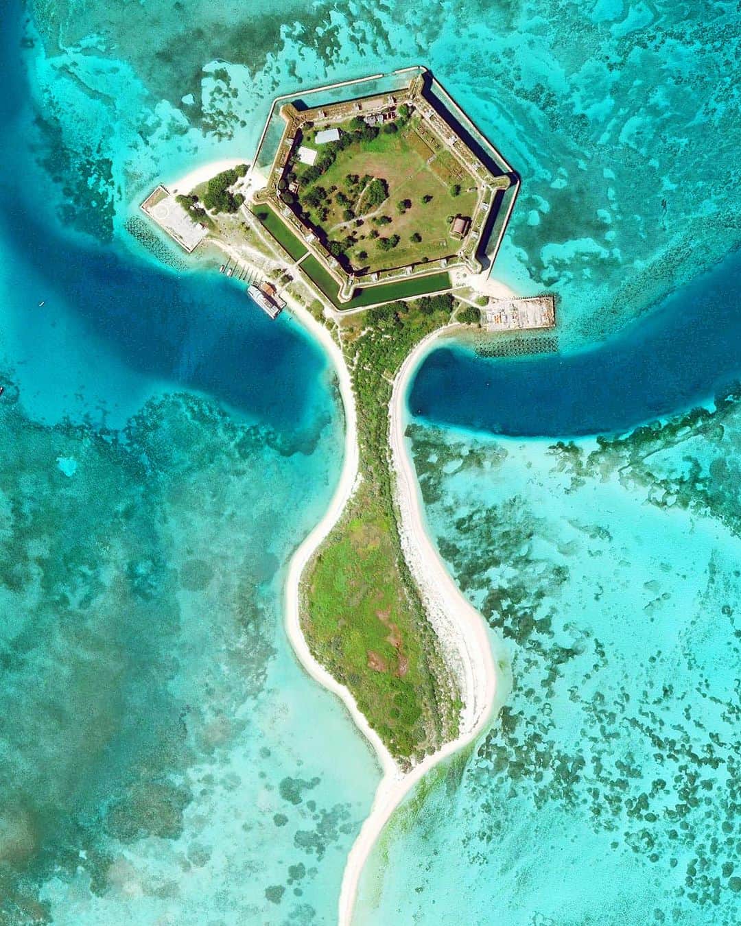 Daily Overviewのインスタグラム：「Fort Jefferson is a former U.S. military coastal fortress located in the lower Florida Keys. It is the largest brick masonry structure in the Western Hemisphere, made with more than 16 million bricks. Fort Jefferson is on Garden Key, the second-largest island in Dry Tortugas National Park.  Created by @dailyoverview Source imagery: @nearmap」