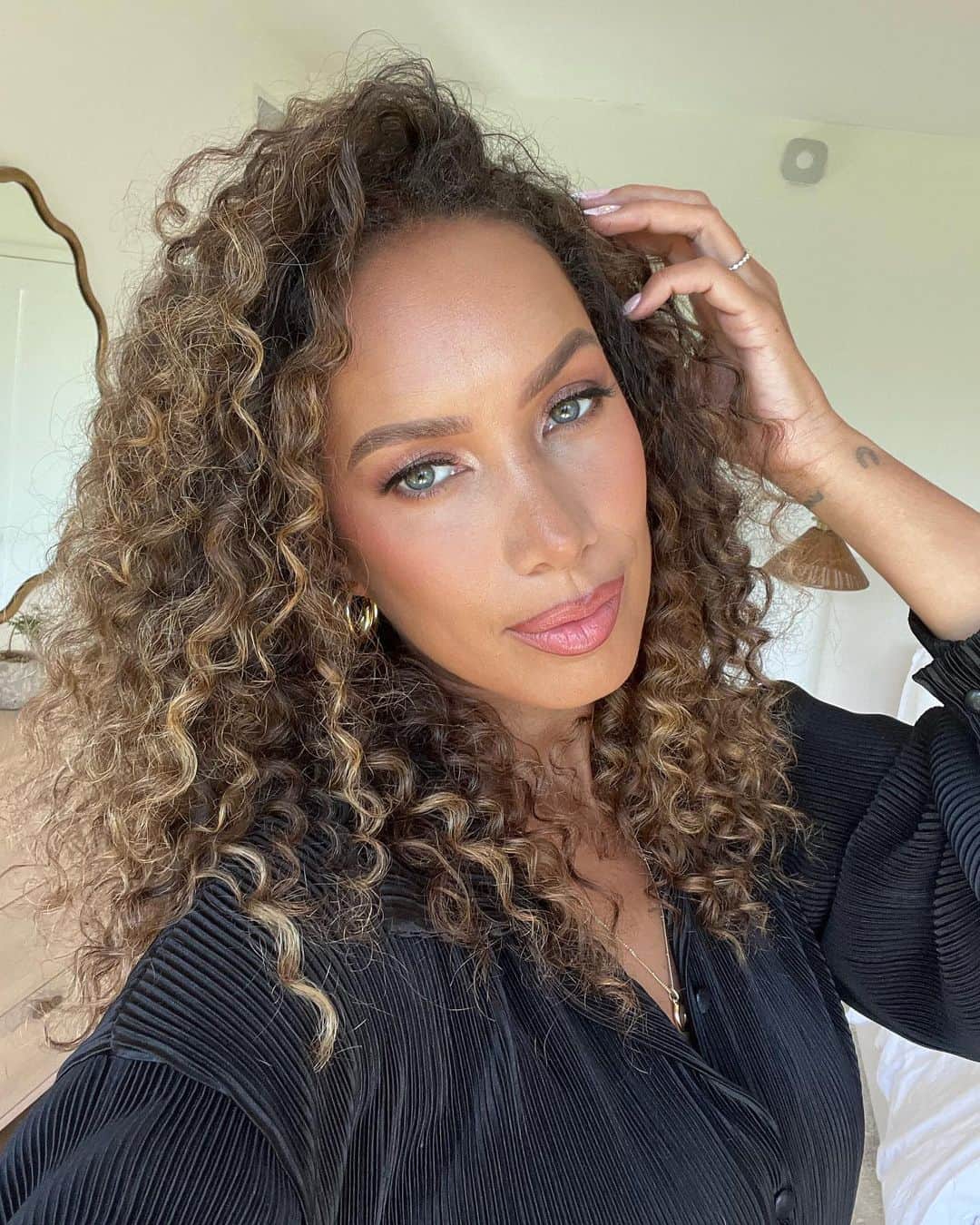 レオナ・ルイスのインスタグラム：「Big up my curly crew 👩🏽‍🦱 we finally have an emoji!」