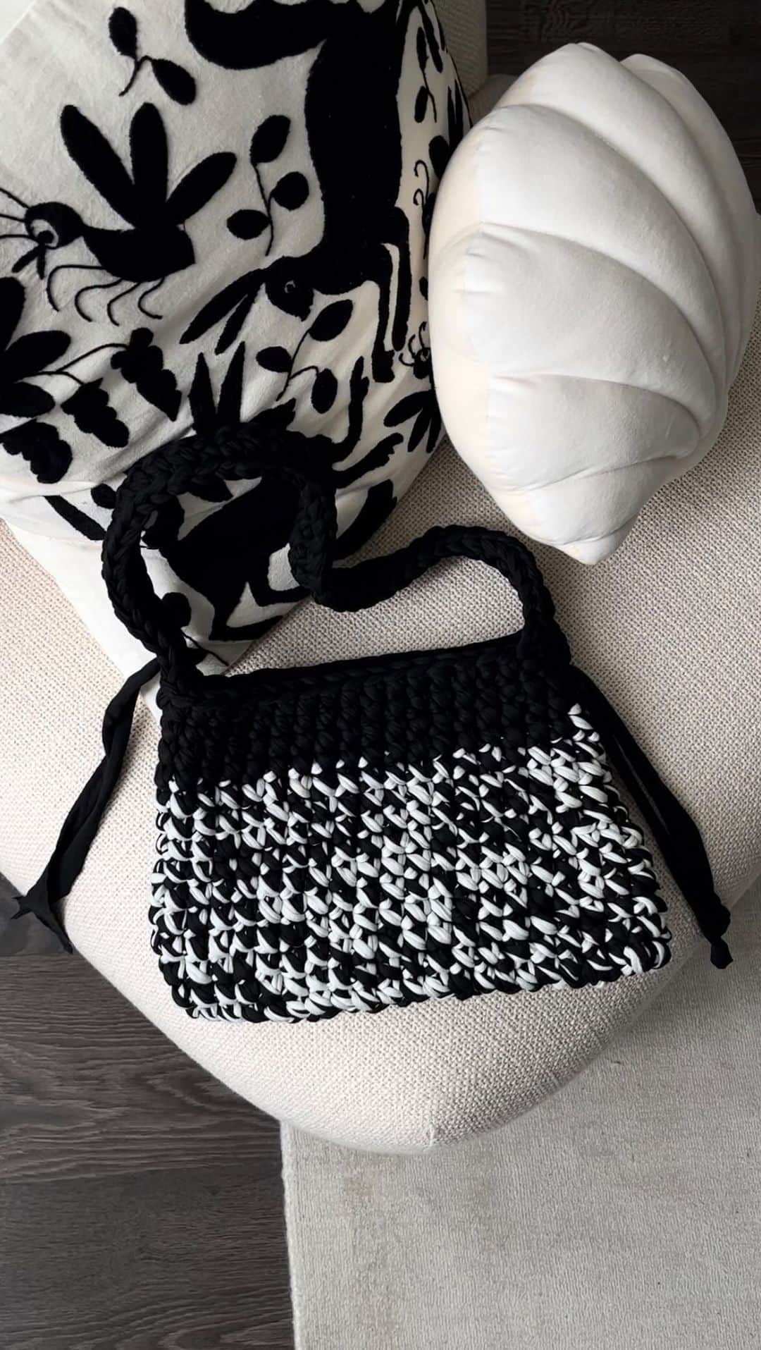 アンディー・トレスのインスタグラム：「I learnt to crochet a week ago and all I can say is; I’m hooked 🫶🏼  #diy #crochet #crochetbag」