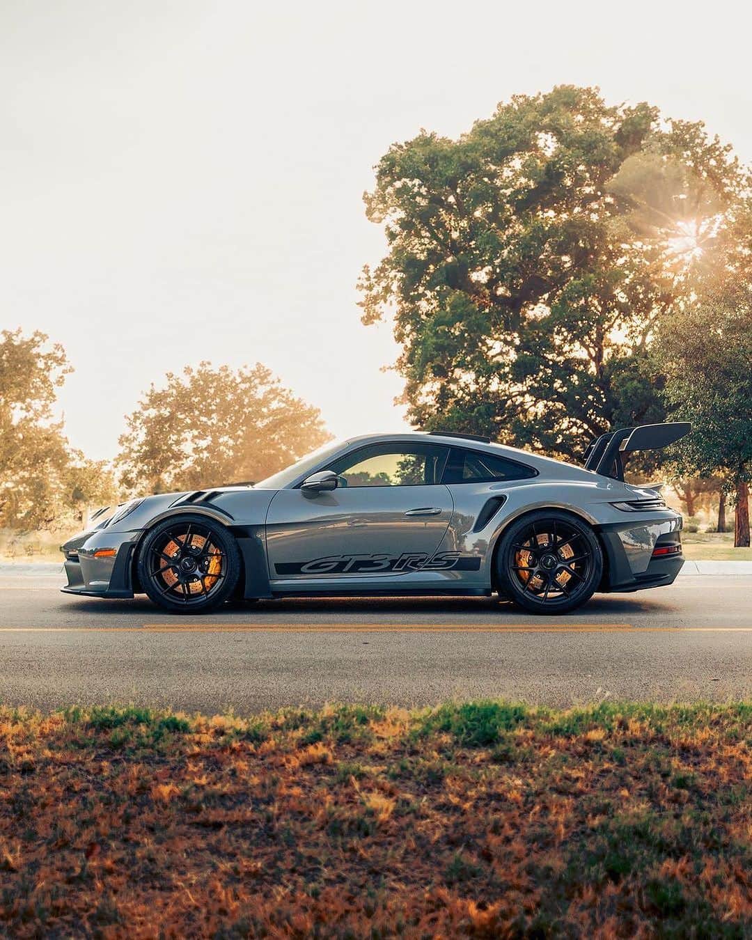 CarsWithoutLimitsのインスタグラム：「Porsche 992 GT3 RS 😍😍 What colour would you pick for yours ?? 🤔  📸 @dfwcars_  #carswithoutlimits #porsche #gt3rs #992 #911 #carporn」