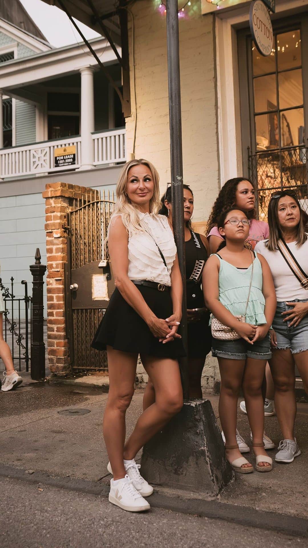 クリスティ・ルーカジアックのインスタグラム：「One of my FAV things to do in New Orleans in to take a tour…and the best one, hands down, is the Bad Bitches tour by @ghostcitytours. Tell them this bad bitch sent you 😘 #neworleans #ghosttour #neworleanstour   Shoutout to the incredible @elise.tate for this fab video 🩶🖤」