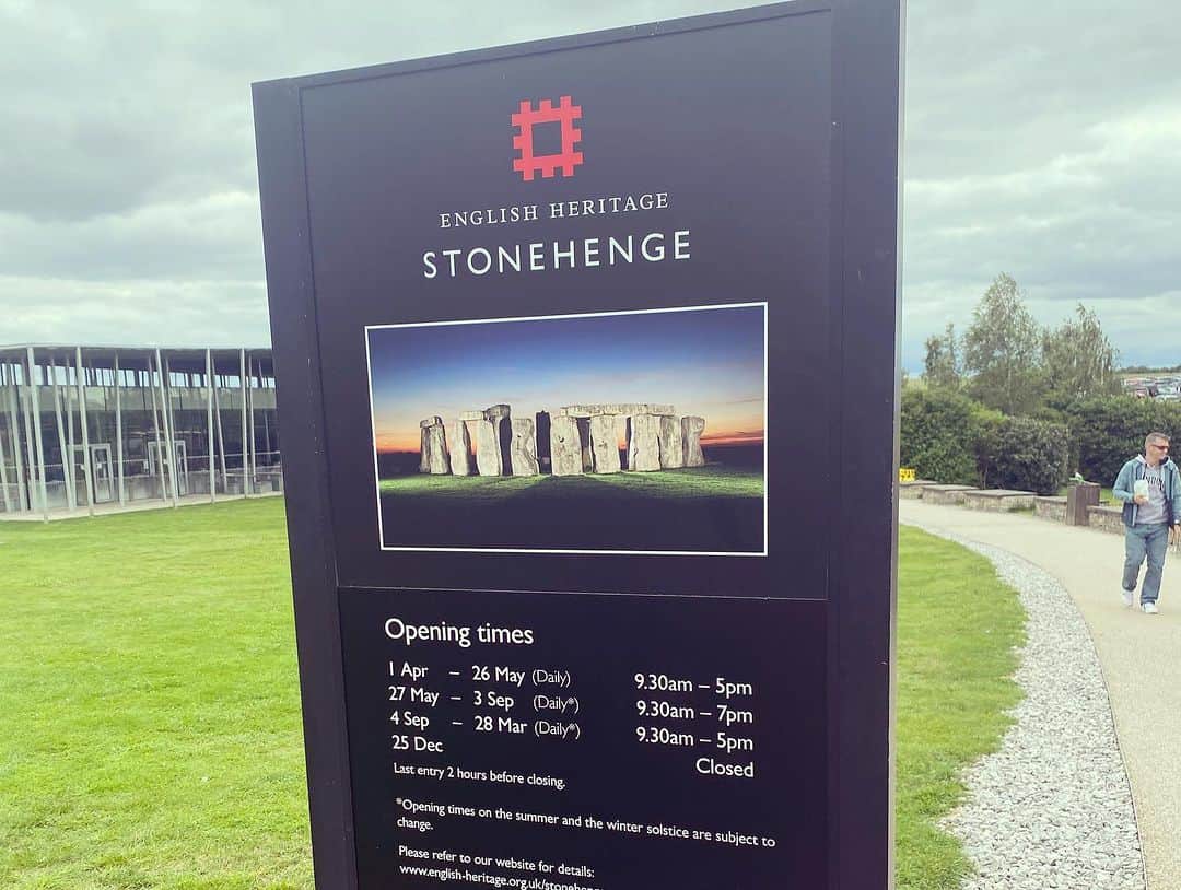 田添菜穂子さんのインスタグラム写真 - (田添菜穂子Instagram)「Visited Stonehenge! I really like to watch it from different angles. They all have different faces!!  ストーンヘンジを見に来たのは大学生の時以来！当時はまだ石に近付いてぺたぺた触れたのだけど、今や離れた所から見るだけに。 当時も落書きなんてあったから、もちろん遺跡を残すためには良い方策。 どこから見ても飽きなくて楽しかったです！！ 年に一度、夏至祭の一晩だけ、石の近くに行けるようになるらしく、8000人ぐらいが集まってお祝いして、標準の石の真上から太陽が昇るのを楽しむそう！！  #stonehenge #englishheritage #worldheritage #nahoengland2023」8月5日 1時34分 - nahokotazoe