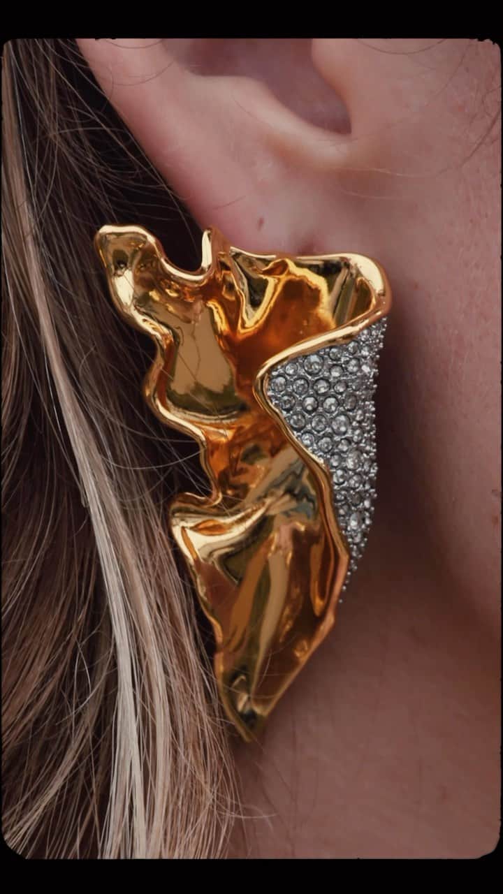 アレクシスビッターのインスタグラム：「The foldover earring with micro pave. FW23 just arrived online.」