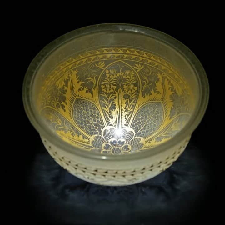 大英博物館さんのインスタグラム写真 - (大英博物館Instagram)「This spectacular bowl from Italy is made of two layers of clear glass with an elaborate gold leaf pattern sandwiched in between.  Perfected between about 300 – 200 BC in the eastern Mediterranean, this cut gold leaf decorative technique had spread to Japan by the 7th century.  Called ‘kirikane’, it’s still used there today on statues, paintings and lacquer ware.  Since 2010, glass researcher Dr Yasuko Fujii and master of kirikane Professor Hidetoshi Namiki have researched ancient ‘kirikane’ glass.   👉 Scroll to see their insights into how each of the intricate shapes on this bowl were made:  🖌️ 1: Cut a straight line of gold leaf and lay the strips on the bowl using two brushes.  🏵️ 2: Overlap pre-cut geometric shapes of gold leaf to create a new design. In this case, two petals for a heart-shaped flower.  🔳 3: Create an outline for a complex shape using a thin line of gold leaf, and then fill the area with larger pieces to create a solid shape.  🌊 4: Carefully bend wedge-shaped gold leaf pieces to create a wave pattern, and then fill.  The reconstruction took Professor Hidetoshi nearly one month to complete!  Learn more about the history of glassmaking in our blog – link in bio  🏛️ Don’t miss your chance to see more amazing ancient glass in our #LuxuryAndPowerExhibition, on display until 13 August.  🔎 Gold-in-glass bowl, eastern Mediterranean, about 250–200BC.  📽️ All videos © Yasuko Fujii and Hidetoshi Namiki」8月5日 1時49分 - britishmuseum