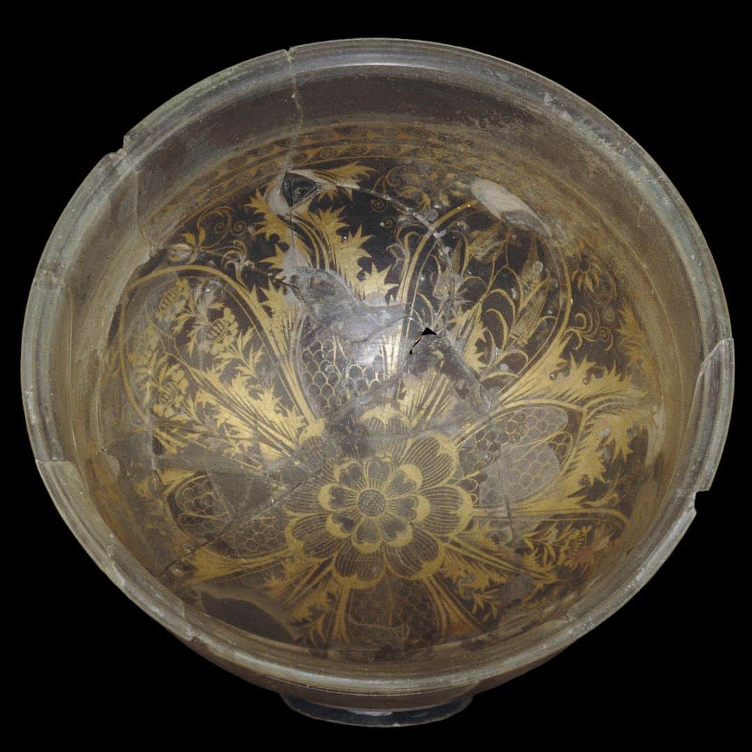 大英博物館のインスタグラム：「This spectacular bowl from Italy is made of two layers of clear glass with an elaborate gold leaf pattern sandwiched in between.  Perfected between about 300 – 200 BC in the eastern Mediterranean, this cut gold leaf decorative technique had spread to Japan by the 7th century.  Called ‘kirikane’, it’s still used there today on statues, paintings and lacquer ware.  Since 2010, glass researcher Dr Yasuko Fujii and master of kirikane Professor Hidetoshi Namiki have researched ancient ‘kirikane’ glass.   👉 Scroll to see their insights into how each of the intricate shapes on this bowl were made:  🖌️ 1: Cut a straight line of gold leaf and lay the strips on the bowl using two brushes.  🏵️ 2: Overlap pre-cut geometric shapes of gold leaf to create a new design. In this case, two petals for a heart-shaped flower.  🔳 3: Create an outline for a complex shape using a thin line of gold leaf, and then fill the area with larger pieces to create a solid shape.  🌊 4: Carefully bend wedge-shaped gold leaf pieces to create a wave pattern, and then fill.  The reconstruction took Professor Hidetoshi nearly one month to complete!  Learn more about the history of glassmaking in our blog – link in bio  🏛️ Don’t miss your chance to see more amazing ancient glass in our #LuxuryAndPowerExhibition, on display until 13 August.  🔎 Gold-in-glass bowl, eastern Mediterranean, about 250–200BC.  📽️ All videos © Yasuko Fujii and Hidetoshi Namiki」