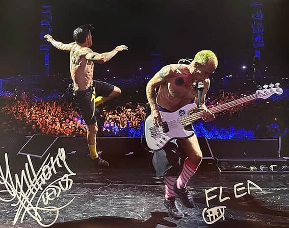 Red Hot Chili Peppersさんのインスタグラム写真 - (Red Hot Chili PeppersInstagram)「SOLD OUT - Limited run of 11"x14" hand signed Fine Art Prints taken by our friend and photographer David Mushegain ♥️  shop.redhotchilipeppers.com  Band: Paris, France 7/8/22 Chad: Denver, CO 7/23/22  John: Inglewood, CA 1/14/23  Anthony, John, Flea: Paris, France 1/8/22 Anthony, Flea: Florence, Italy 6/18/22  John: Osaka, Japan 2/21/21 Flea: London, England 6/25/22」8月5日 2時00分 - chilipeppers