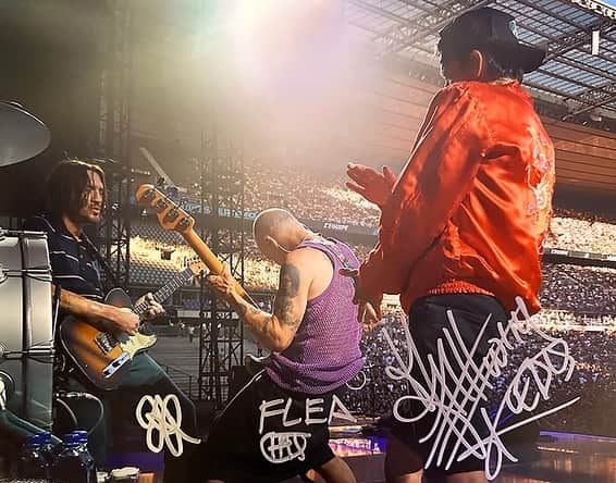 Red Hot Chili Peppersさんのインスタグラム写真 - (Red Hot Chili PeppersInstagram)「SOLD OUT - Limited run of 11"x14" hand signed Fine Art Prints taken by our friend and photographer David Mushegain ♥️  shop.redhotchilipeppers.com  Band: Paris, France 7/8/22 Chad: Denver, CO 7/23/22  John: Inglewood, CA 1/14/23  Anthony, John, Flea: Paris, France 1/8/22 Anthony, Flea: Florence, Italy 6/18/22  John: Osaka, Japan 2/21/21 Flea: London, England 6/25/22」8月5日 2時00分 - chilipeppers