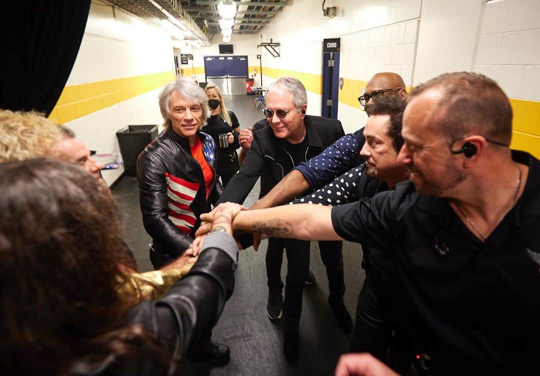 Bon Joviさんのインスタグラム写真 - (Bon JoviInstagram)「We've got each other! Tag someone you can count on」8月5日 2時01分 - bonjovi