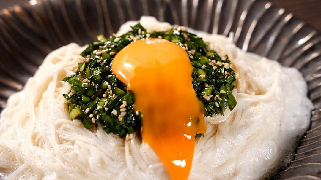 馬場裕之のインスタグラム：「ニラTKG風そうめん エアリーな新感覚のそうめん👌 【材料（１人前）】 　▷そうめん：２束（100g） 　▷卵：1個 〈タレ〉 　▷ニラ：3本（ネギでもOK） 　▷鶏ガラスープの素：小さじ1 　▷醤油：小さじ2 　▷白炒りごま：小さじ1/2 　▷ごま油：小さじ1  #馬場ごはん #料理 #そうめん #tkg #卵かけ #ニラ #noodles  #ロバート馬場　　 #おうちごはん #ロバート  #Japaneserecipe」