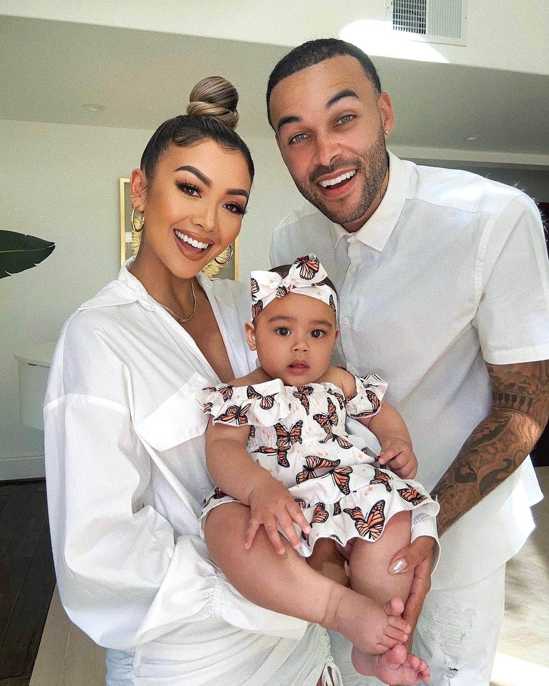 リアン Vのインスタグラム：「Happy Seven Months to our beautiful little butterfly 🦋😍 @zaiasky」
