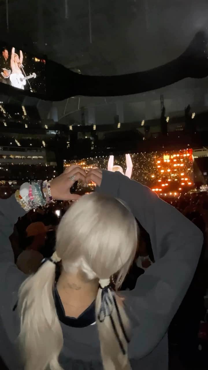 ローレン・グレイのインスタグラム：「still recovering . ily taylor」