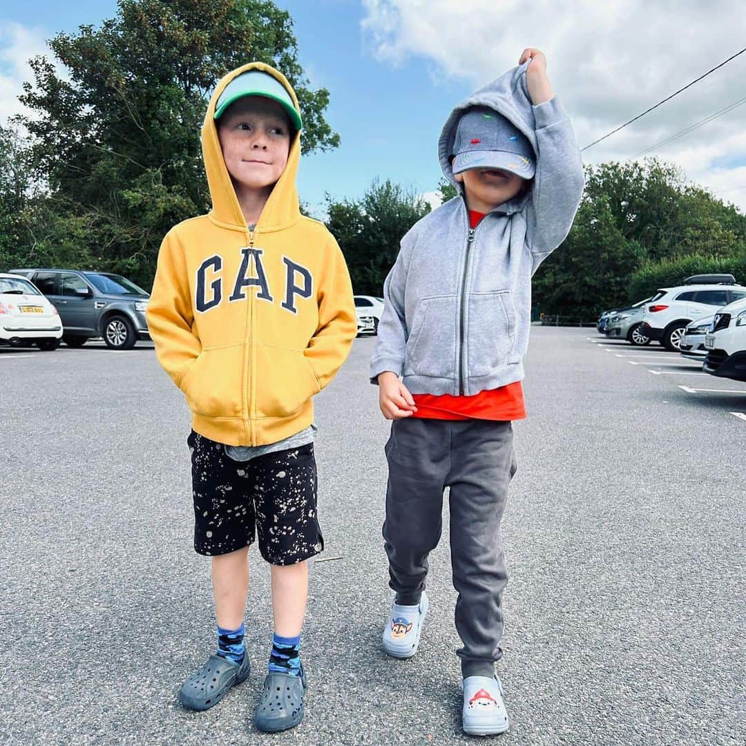 クーシュ・ジャンボのインスタグラム：「Boys in the Hood. Literally. And Paw Patrol Crocs. You get me ⭐️  #cousins」