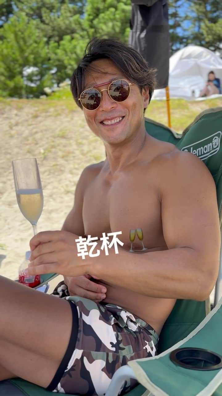 のインスタグラム：「お先に乾杯🍻  MEN'S DIET筋トレチャンネル @mens_diet   #ボディーコーディネーターyoshi #メンズダイエット #ナチュラルトレーニー #ナチュラルビルダー #ドラッグフリートレーニー #アンチドーピング #フィジーク #フィジーカー #ボディビル #ボディビルダー #腹筋　#腹筋トレ　#腹筋トレーニング #胸トレ #胸トレメニュー #筋トレダイエット #筋トレ #大胸筋 #大胸筋エクササイズ #腹筋　#肩トレ #chest #chestworkout #muscle #workout #workoutmotivation #fittness #drugfree #drugfreetrainer」