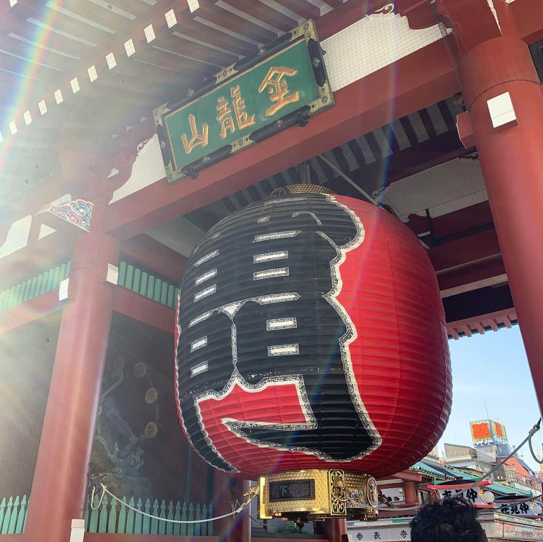 山根かずみさんのインスタグラム写真 - (山根かずみInstagram)「浅草に行ってきました🫶🏻  おみくじは半吉でした🤍レア度高めの５％の確率みたいなので嬉しいですね🤍  龍神様にご挨拶ができてよかったです🐉🙏🏻  ByeBye🍑   #浅草  #浅草寺  #龍神様   #菩薩様  #雷門   #観光スポット  #夏休み  #デートスポット  #🫶🏻」8月4日 17時16分 - hon_landid