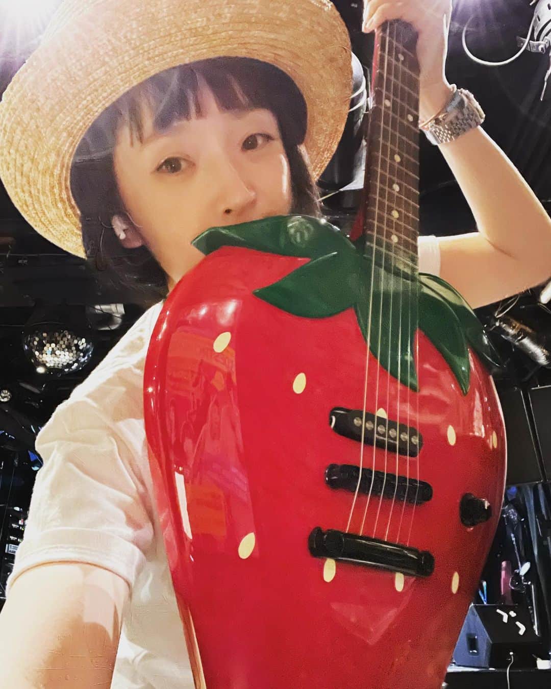 のインスタグラム：「今夜はライブ🎸 久しぶりにライブハウス！パンク！嬉しい。ポケビもね。 2枚目リハ中、ウケる 野沢直子さんにお会いしちゃった😆  合間に長岡花火大会のYouTube編集作業やって今夜20時に配信したい、あんな凄い花火を早くみんなに見せたくて🎆編集編集うるさい？サムネ終わってないしダウンロードもアップロードもまだなんだよう、Wi-Fi🛜🤣💦  Liveは、当日券または配信（千秋初配信）ならまだ間に合います❤️‍🔥歌うよ！観てね。  ☟  ロリータ18号 廃盤音源まさかの配信決定記念ライブ『3:DESTROIN+1 ！！！』  2023.08.04(金) 下北沢Club QUE  ・ロリータ18号 （スペシャルゲストVo.千秋）  ・ELECTRIC MACHINE GUN TITS(野沢直子/Tora Fujimoto) ・THE LET'S GO's 　 open18:15/start19:00　 adv¥3500/door¥3800(+1D)  【チケット】 ・イープラス https://onl.bz/7xWqH5n  ・LivePocket https://t.livepocket.jp/e/que20230804  【ロリータ18号WEBチケット予約】→destroin_of_lolita@yahoo.co.jpまで「お名前」「日時」「会場名」をご明記の上、メールをお送り下さい。  【配信】 ・ストリーミングプラス https://eplus.jp/sf/detail/3899540001-P0030001 →購入期間 07月04日（火）～08月10日(木) 20:00まで →視聴期間　ライブスタート～08月10日(木) 23:59まで  問) OFFICE QUE 03-5433-2500  https://clubque.net/schedule/869」