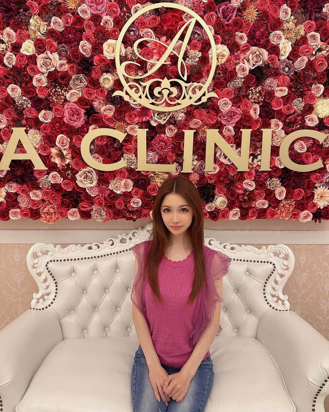 美沙さんのインスタグラム写真 - (美沙Instagram)「2023.07.30 @a_clinic_fukuoka の片桐先生　@aclinic_katagiri でAスレッドを受けてきました🪡 たるみが気になってきたので💡  会った人はわかると思うけど、過去一引き上がってフェイスラインシュッ✨ 内出血もなし！  2枚目before、3枚目after すごくない？？？  ずっと銀座院だったけど福岡院ができたから今年は地元福岡でできて嬉しすぎる🥰 相変わらずお姫様みたいな可愛い内装でした👸💎 次は顎下ハイフもやりたいなぁ🤔  #aスレッド #糸リフト #aclinic #aclinic銀座 #aclinic横浜 #aclinic新宿 #aclinic名古屋#aclinic大阪 #aclinic池袋#aclinic福岡 #aclinic仙台 #aクリニック#エークリニック#小顔 #スレッドリフト #小顔整形 #たるみ改善 #リフトアップ #美容外科 #美容皮膚科 #美容クリニック#片桐大佑」8月4日 17時16分 - misa0623r