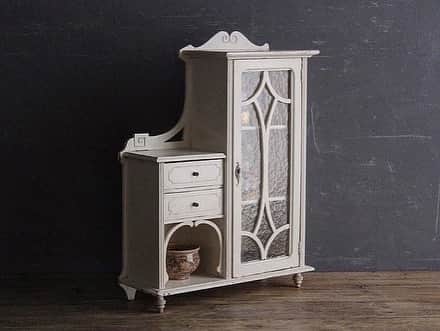 kiyomiさんのインスタグラム写真 - (kiyomiInstagram)「♡ ・ ・ hand made  Made with reference to the 3rd image.🥰  ． @latelierbrocante_interior  アンティークショップ ラトリエさんに画像を お借りして（画像3枚目） 製作したドールサイズの家具。  こちらの家具は 今年のイベントで販売します🥰 ・  ・  ・  ・  #ミニチュア#miniature#dollhouse #Frenchinterior #ブロカント #antique#Frenchstyle#家具#closet #シャビーシック#Interior#フレンチインテリア #antique  #Frenchdecor#brocante #アンティーク風#brocantestyle#shabby #French  #cafeaulait #doll #キッチン雑貨#フランスアンティーク」8月4日 17時17分 - chiisanashiawase2015