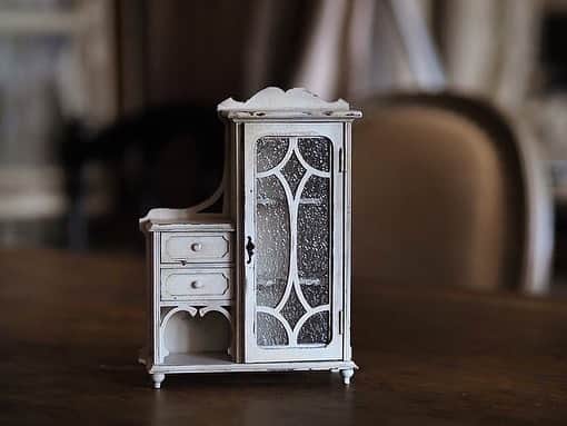 kiyomiさんのインスタグラム写真 - (kiyomiInstagram)「♡ ・ ・ hand made  Made with reference to the 3rd image.🥰  ． @latelierbrocante_interior  アンティークショップ ラトリエさんに画像を お借りして（画像3枚目） 製作したドールサイズの家具。  こちらの家具は 今年のイベントで販売します🥰 ・  ・  ・  ・  #ミニチュア#miniature#dollhouse #Frenchinterior #ブロカント #antique#Frenchstyle#家具#closet #シャビーシック#Interior#フレンチインテリア #antique  #Frenchdecor#brocante #アンティーク風#brocantestyle#shabby #French  #cafeaulait #doll #キッチン雑貨#フランスアンティーク」8月4日 17時17分 - chiisanashiawase2015