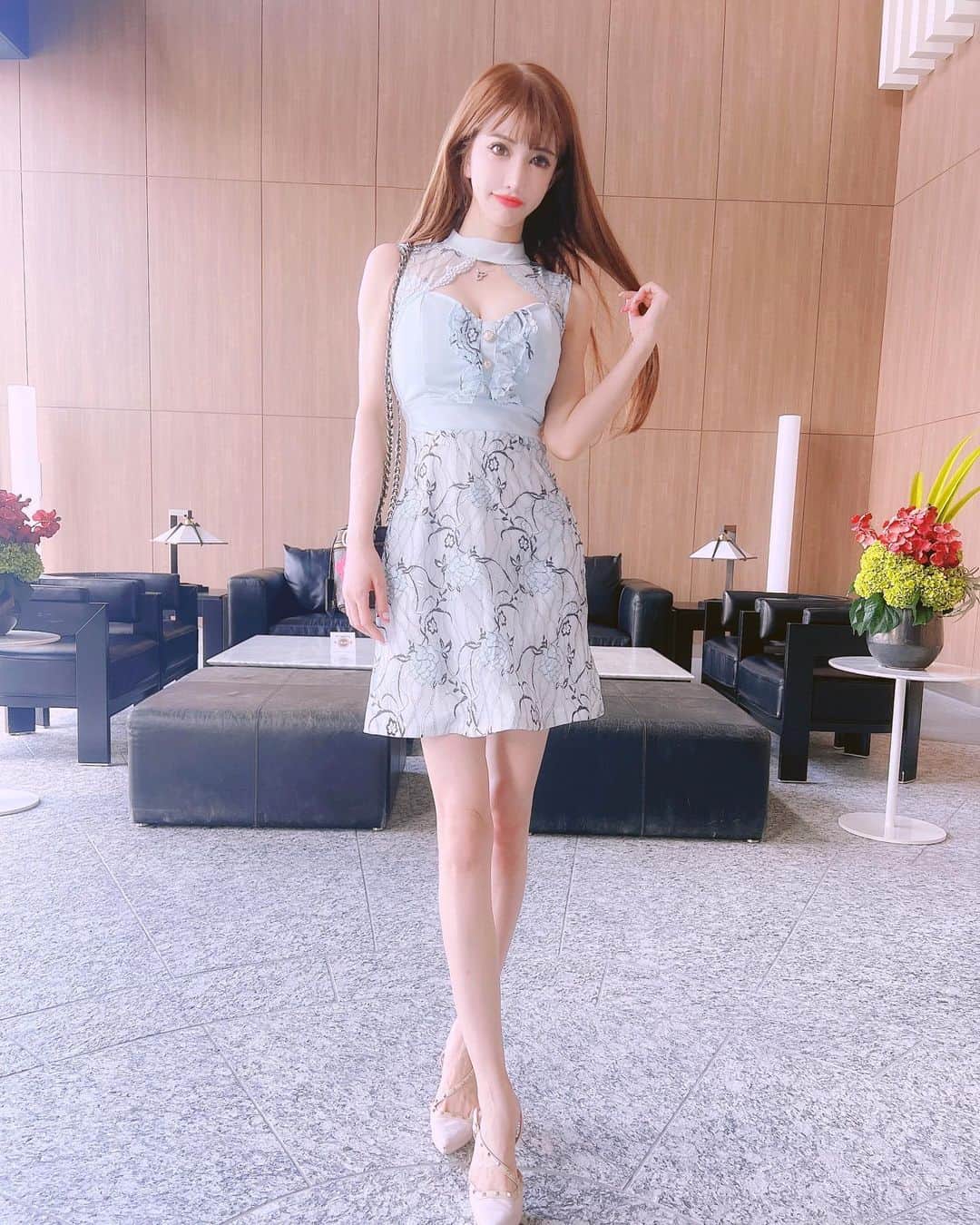 桜木ひなのインスタグラム：「♡ワンピ♡ ピンクと色違いで買ったワンピース👗🩵 ・ 夏だから着れる涼しい色☺️🩵 ・ ・ ・ #tika#ドレスtika @dress_tika #ワンピース#夏服#夏服コーデ #デートコーデ」