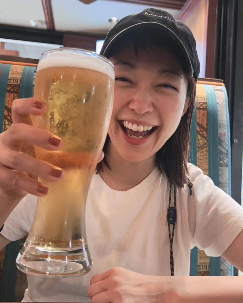 小雪さんのインスタグラム写真 - (小雪Instagram)「🇺🇸🌴🍺🏊‍♀️ まあさんが撮ってくれてた私。  ◎体調悪いのから復活した最初のビール(連写です) ◎海に飛び込む ◎海に浮かぶ(ウミガメ？🐢) ◎朝の誰もいないプールでひたすら浮く(寒かった笑) ◎海に駆け出す ◎トランジットで素っぴん🍺  ビールを飲めるって健康なんだと 思いました←  あと、ハワイで買った水着が 一日で色褪せました。笑  ハプニングも夏休みの思い出👙」8月4日 17時19分 - koyuki2