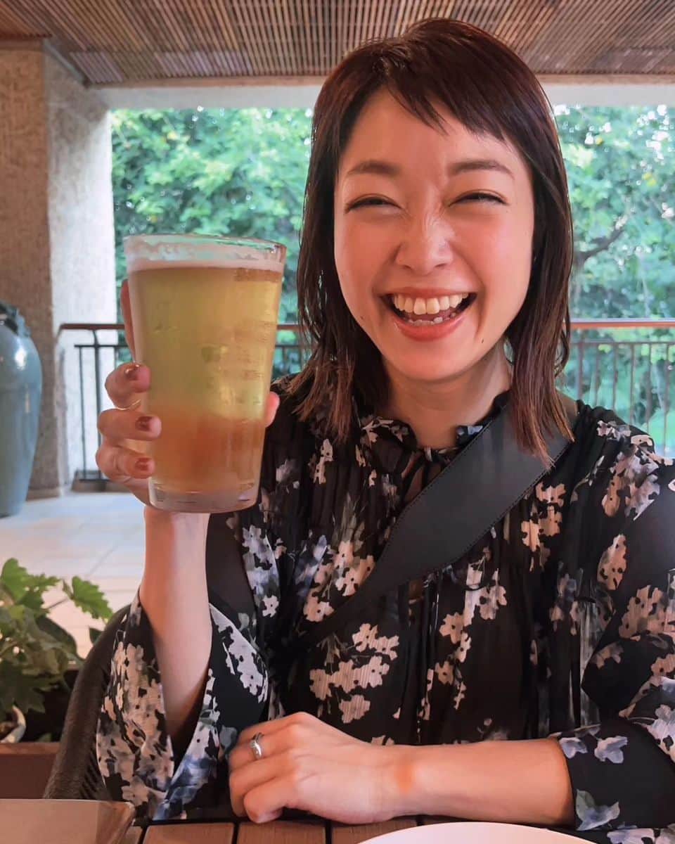 小雪のインスタグラム：「🇺🇸🌴🍺🏊‍♀️ まあさんが撮ってくれてた私。  ◎体調悪いのから復活した最初のビール(連写です) ◎海に飛び込む ◎海に浮かぶ(ウミガメ？🐢) ◎朝の誰もいないプールでひたすら浮く(寒かった笑) ◎海に駆け出す ◎トランジットで素っぴん🍺  ビールを飲めるって健康なんだと 思いました←  あと、ハワイで買った水着が 一日で色褪せました。笑  ハプニングも夏休みの思い出👙」