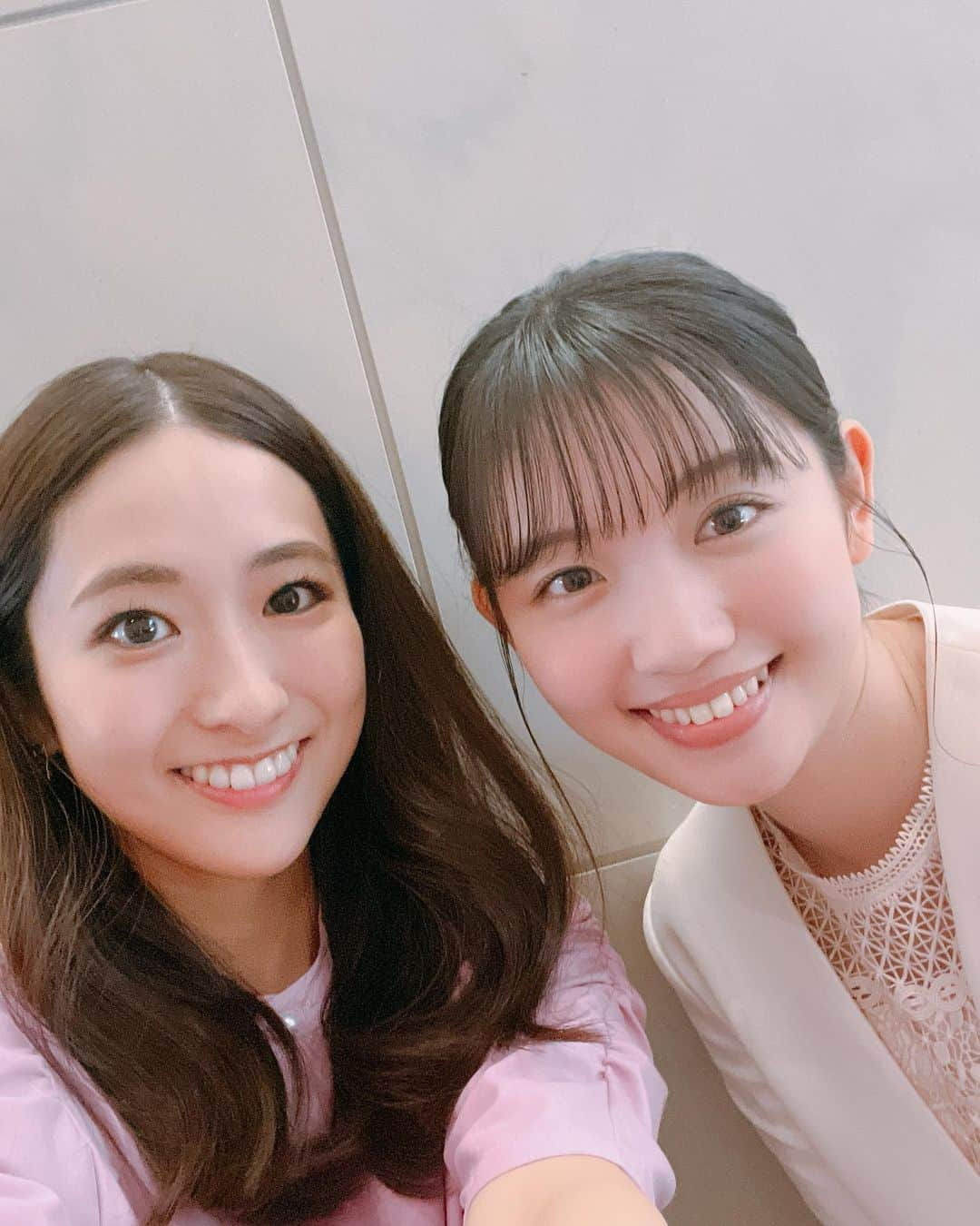 田村真子のインスタグラム：「イヤホンガイド特別編を一緒に収録したテレビ東京田中瞳アナと☺️ こういった機会はなかなか無いのでお会いできてうれしかったです🫶  あと、テート美術館展のグッズ売り場にイギリスのお菓子がいっぱいあって可愛かったです🇬🇧」