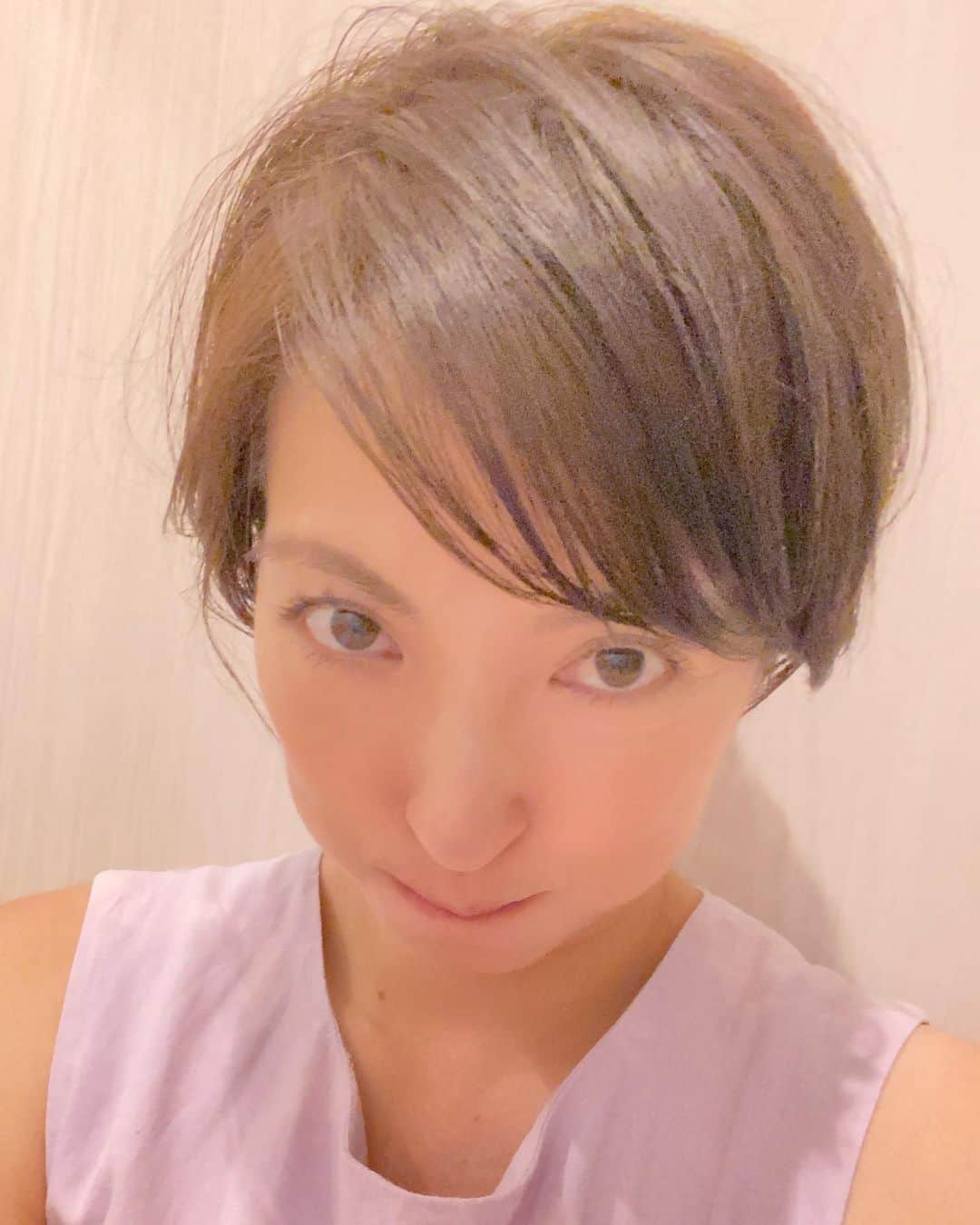 蒲生麻由さんのインスタグラム写真 - (蒲生麻由Instagram)「長男と美容院の為に都内へ💇‍♀️  ずっと気になってた髪型と、 髪色、そして最近目立ってきた、 白髪をなんとかしてー！ と駆け込み、スッキリさっぱり💕 素敵に仕上げてもらいました✨  カットもカラーも『おまかせ』 でお願いしましたが、 カットは全体的に短くして、 トップはふわっとしてくれて、 そして、カラーは明るすぎず、 暗すぎない絶妙なグリーン系✨  息子は初めてバリカンデビューして ツーブロック風のスポーティなヘアスタイルに‼️  とっても気に入ってます☺️  やっぱりヘアスタイルって大事ですね❣️  #ヘアカット #ヘアカラー #髪って大事ですね #息子とデート  #夏のヘアスタイル  #美容院行ってきた #息子はツーブロック風」8月4日 17時33分 - mayugamo_lamana