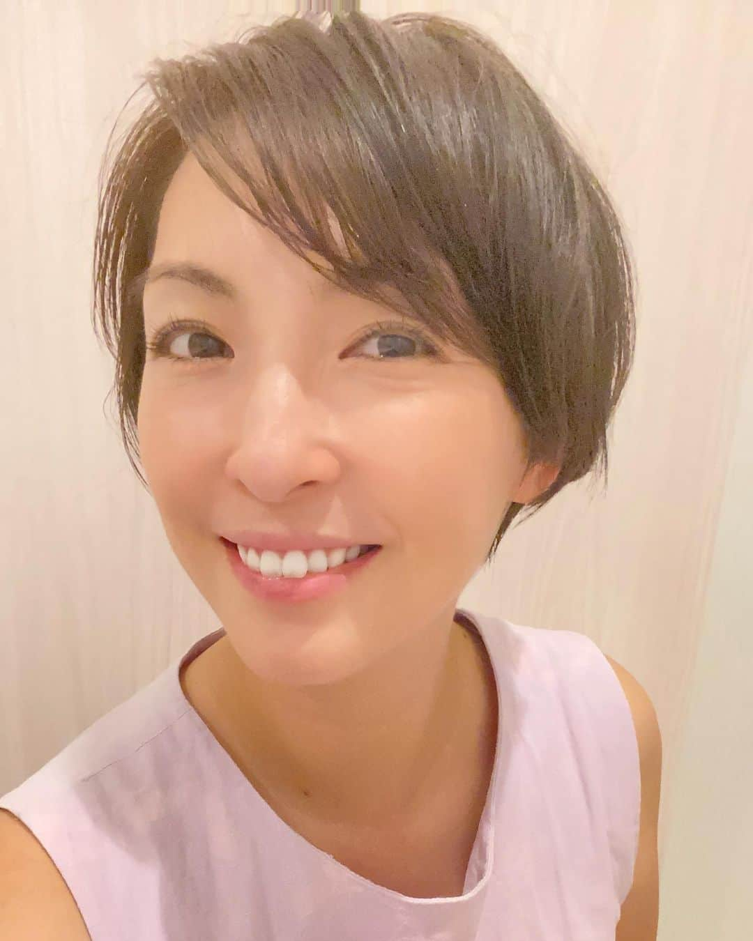 蒲生麻由さんのインスタグラム写真 - (蒲生麻由Instagram)「長男と美容院の為に都内へ💇‍♀️  ずっと気になってた髪型と、 髪色、そして最近目立ってきた、 白髪をなんとかしてー！ と駆け込み、スッキリさっぱり💕 素敵に仕上げてもらいました✨  カットもカラーも『おまかせ』 でお願いしましたが、 カットは全体的に短くして、 トップはふわっとしてくれて、 そして、カラーは明るすぎず、 暗すぎない絶妙なグリーン系✨  息子は初めてバリカンデビューして ツーブロック風のスポーティなヘアスタイルに‼️  とっても気に入ってます☺️  やっぱりヘアスタイルって大事ですね❣️  #ヘアカット #ヘアカラー #髪って大事ですね #息子とデート  #夏のヘアスタイル  #美容院行ってきた #息子はツーブロック風」8月4日 17時33分 - mayugamo_lamana