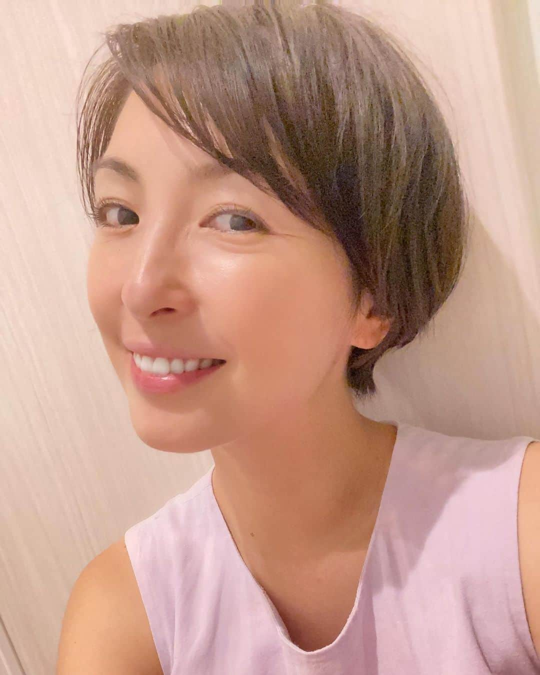 蒲生麻由さんのインスタグラム写真 - (蒲生麻由Instagram)「長男と美容院の為に都内へ💇‍♀️  ずっと気になってた髪型と、 髪色、そして最近目立ってきた、 白髪をなんとかしてー！ と駆け込み、スッキリさっぱり💕 素敵に仕上げてもらいました✨  カットもカラーも『おまかせ』 でお願いしましたが、 カットは全体的に短くして、 トップはふわっとしてくれて、 そして、カラーは明るすぎず、 暗すぎない絶妙なグリーン系✨  息子は初めてバリカンデビューして ツーブロック風のスポーティなヘアスタイルに‼️  とっても気に入ってます☺️  やっぱりヘアスタイルって大事ですね❣️  #ヘアカット #ヘアカラー #髪って大事ですね #息子とデート  #夏のヘアスタイル  #美容院行ってきた #息子はツーブロック風」8月4日 17時33分 - mayugamo_lamana