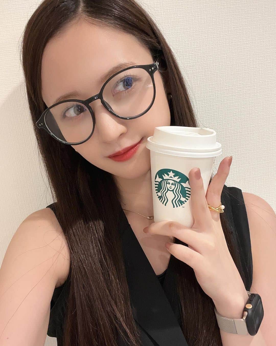 金川紗耶のインスタグラム：「大人っぽいお洋服(^^) 初挑戦でしたが好きなスタイルでした！！！  #乃木坂46  #金川紗耶  #sayagram  #さやのクローゼット  #ノースリーブ  #オールインワン  #黒  #黒眼鏡」