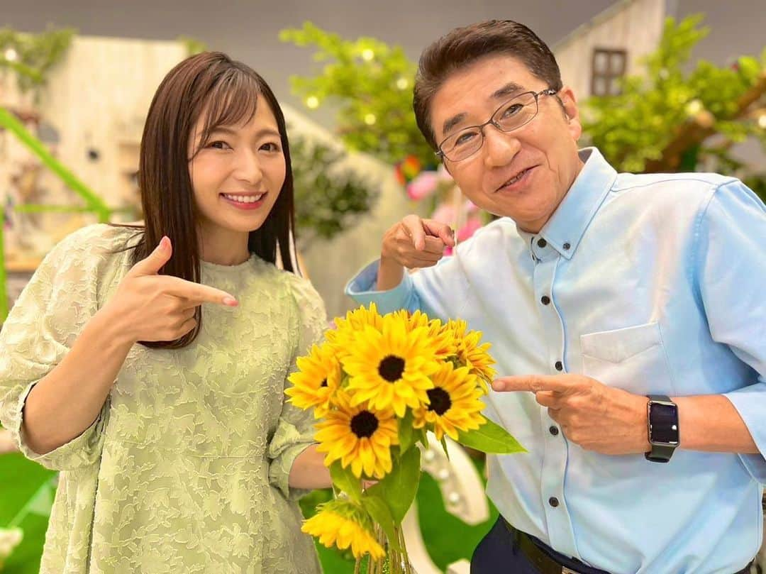 速水里彩のインスタグラム：「スタジオにあったよ🌻🌻🌻  #🌻 #夏の花 #ひまわり #東海テレビスイッチ #高井一 アナ #速水里彩」