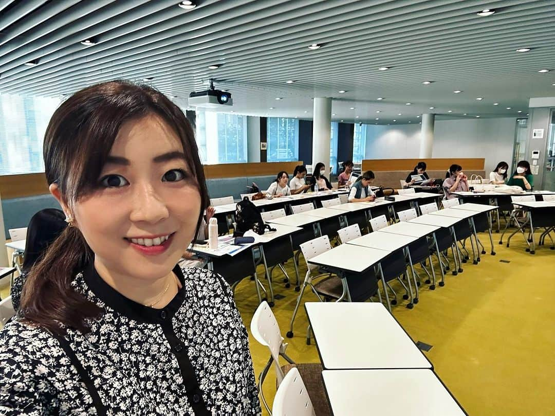 金谷有希子のインスタグラム：「. . .【大妻女子大学で4月から🌸】 . . 遅くなってしまいましたが、今期4月から大妻女子大学で講師を務めさせて頂くことになりました👩‍🎓 . 引っ越しなどがありバタバタしてしまい、桜舞う時から既に向日葵が咲く季節になってしまい、、ご報告が遅くなりすみません。(保活も二回しましたしね〜涙) ですが、このような素敵な機会を繋げてくださった関係者の皆様に感謝しています☺️ . 私の授業では、就活を希望する全ての学生さんの力になるよう拙著のアナウンサー就活本を教科書に、自己紹介の仕方など面接対策をメインに教えています✏️ . まっすぐ未来を見る女子大生達は可愛くて、私は準備に力が入り過ぎで、資料を沢山作ってしまっています🙇‍♀️💦そのためOMAの事務局様にはお手間をかけていますがいつも心配りに感謝しています。(講師紹介のポスターも素晴らしく作っていただき嬉しいです😃) . まだまだ気分だけは大学院生くらいでいたかったですが(遠い目👀)勘違い甚だしく、いつの間にか大学生に教える側になっていました(･_･; . 私自身、大学では素晴らしい先生達に教えを請えたのが今の自分に繋がっていると思っていまして。。自分も学生達にそんな風に思ってもらえるような先生になりたいと思っており、私が教えてあげられることは全て教えてあげたいです。 . 私の講義を受けて学生時代の私のように、人生が変わる子がいるかも知れないと思いながら…毎回楽しく厳しく楽しく、担当させてもらっていますよ。 . また続報を書いていきますね🤭 . #OMA #大妻女子大学 #Jアナーズ #アナウンサーの世界を知る #教科書 #アナウンサー就活本 #日本アナウンサー協会 #金谷有希子」