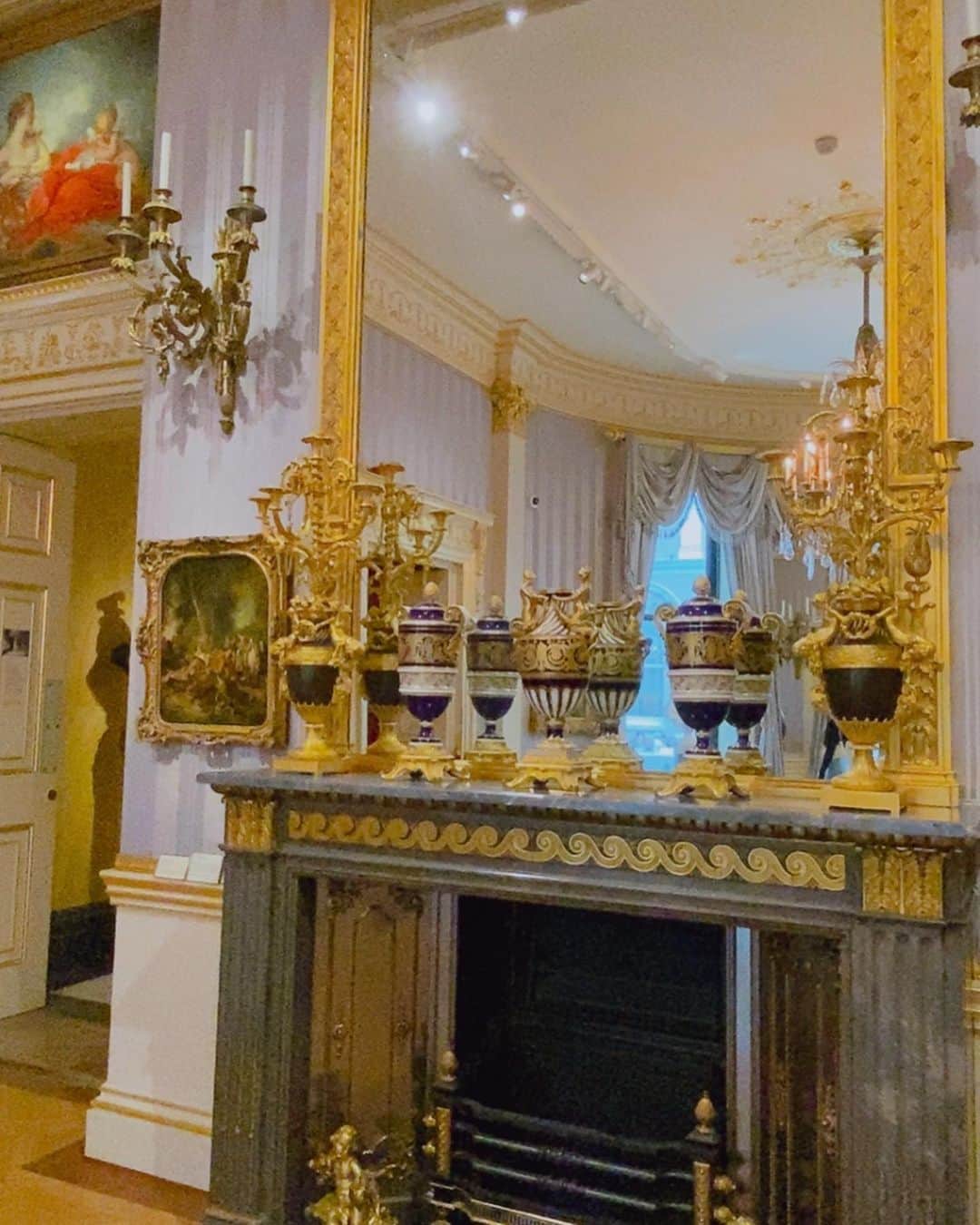 酒向杏奈さんのインスタグラム写真 - (酒向杏奈Instagram)「. . The Wallace Collection . . ハートフォード侯爵リチャード・シーモア＝コンウェイ(Richard Seymour-Conway, 4th Marquess if Hertford 1800-1870)のコレクションを展示した美術館。 . もともとこの侯爵の一家が住んでいた1897年に建てられたお屋敷ということで、当時の貴族の生活をイメージしながら歩きました🤗 . この美術館は展示品を他所に貸し出さないことでも有名で、ここでしか見られない作品も多いみたいです。 . ロココ時代の傑作として有名なジャン・オノレ・フラゴナールの"ブランコ"もありました！ . 穴場と言われる小さめの美術館ですがとっても良かった！教えてくれた友達に感謝です✨ . . #thewallacecollection #london」8月4日 17時25分 - annacotta715