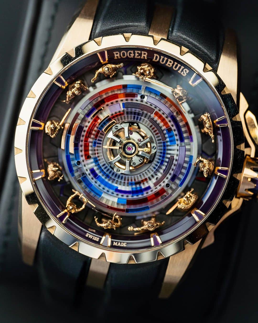 Daily Watchさんのインスタグラム写真 - (Daily WatchInstagram)「Hyper Horology at its best. This @roger_dubuis Knights of the Round Table Monotourbillon was introduced in 2022 and brings us in the magic world of King Arthur and his knights. Each of the knights is 6mm tall and handcrafted in pure gold. Seated at a round table made of colored translucent blocks of Murano glass with a monotourbillon at the center. “Impressive” doesn’t even start to express the craftmanship and innovation that’s put into this $580,000 watch. Only 8 were produced. #rogerdubuis #knightsoftheroundtable #hyperhorology」8月4日 17時25分 - dailywatch