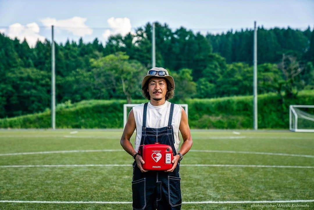 石川直宏さんのインスタグラム写真 - (石川直宏Instagram)「『8月4日』  マツくんが亡くなって12年。  去年も今年も長野県の空の元に居ました。 そんな空から見守ってくれているのかな。  先の事なんて誰も分からない。 分からないからこそ、今を自分らしく懸命に生きる。  自分を信じて突き進みますよ。  #NaokiMatsuda #松田直樹 #forever3 #命つなぐアクション  #AED #信念 #自信 #唯一無二  #一所懸命 #NaohiroIshikawa #石川直宏」8月4日 17時25分 - sgss.18