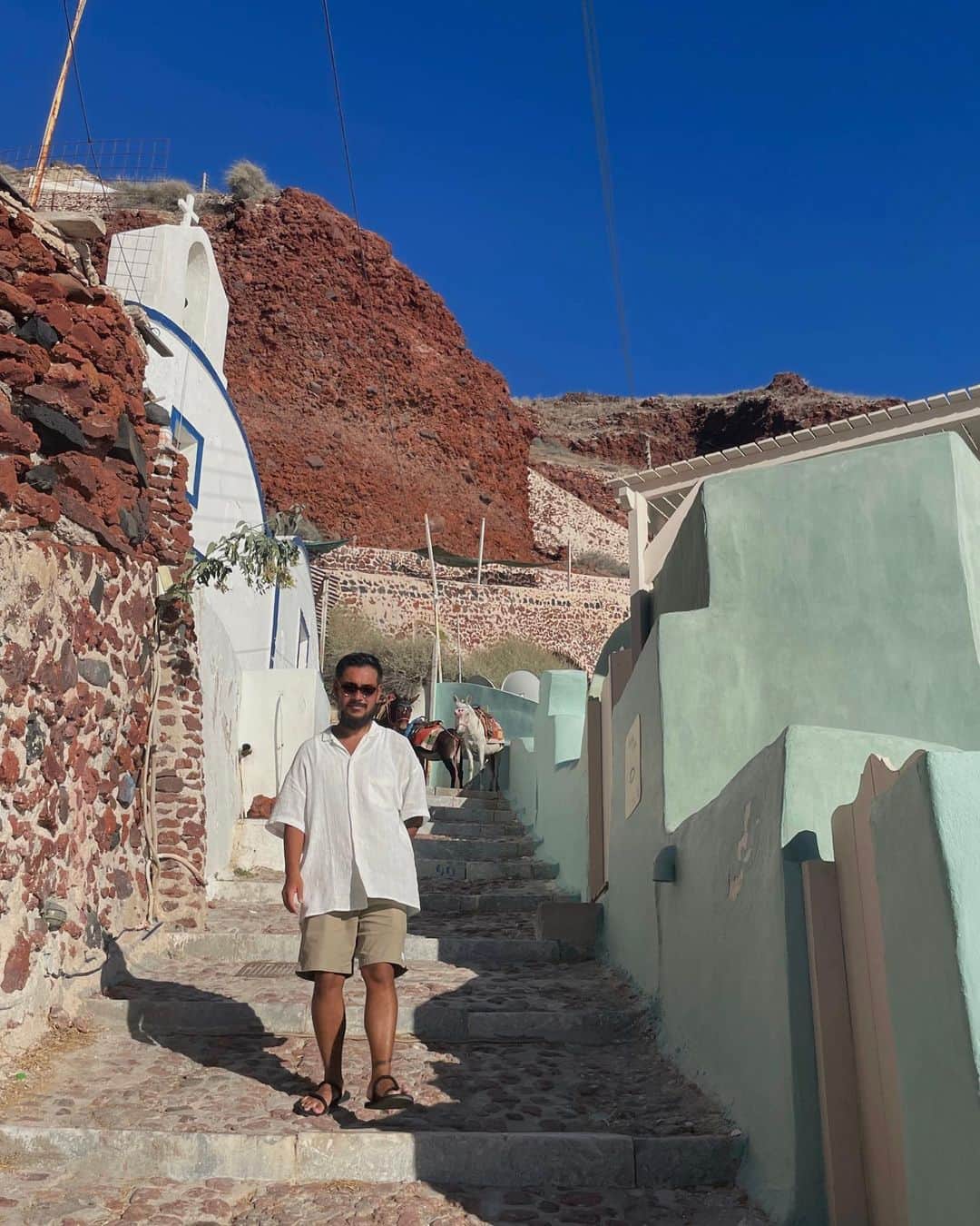 岡田美季さんのインスタグラム写真 - (岡田美季Instagram)「ここの赤い岩スキ。素敵。 レッドビーチも行ってみたかったけどゆっくり過ごすをとりました✌️ ロバだよね？ん？馬もいる？！と色々調べてしまった🐎 サントリーニ必ずまた来たい場所🇬🇷🤍 お気に入りのワンピースは2色持ってきてこっちはBlack☺︎ #santorini #trip #onepice #room306contemporary #ギリシャ #サントリーニ島 #ヨーロッパ旅行」8月4日 17時28分 - mikiokada0225