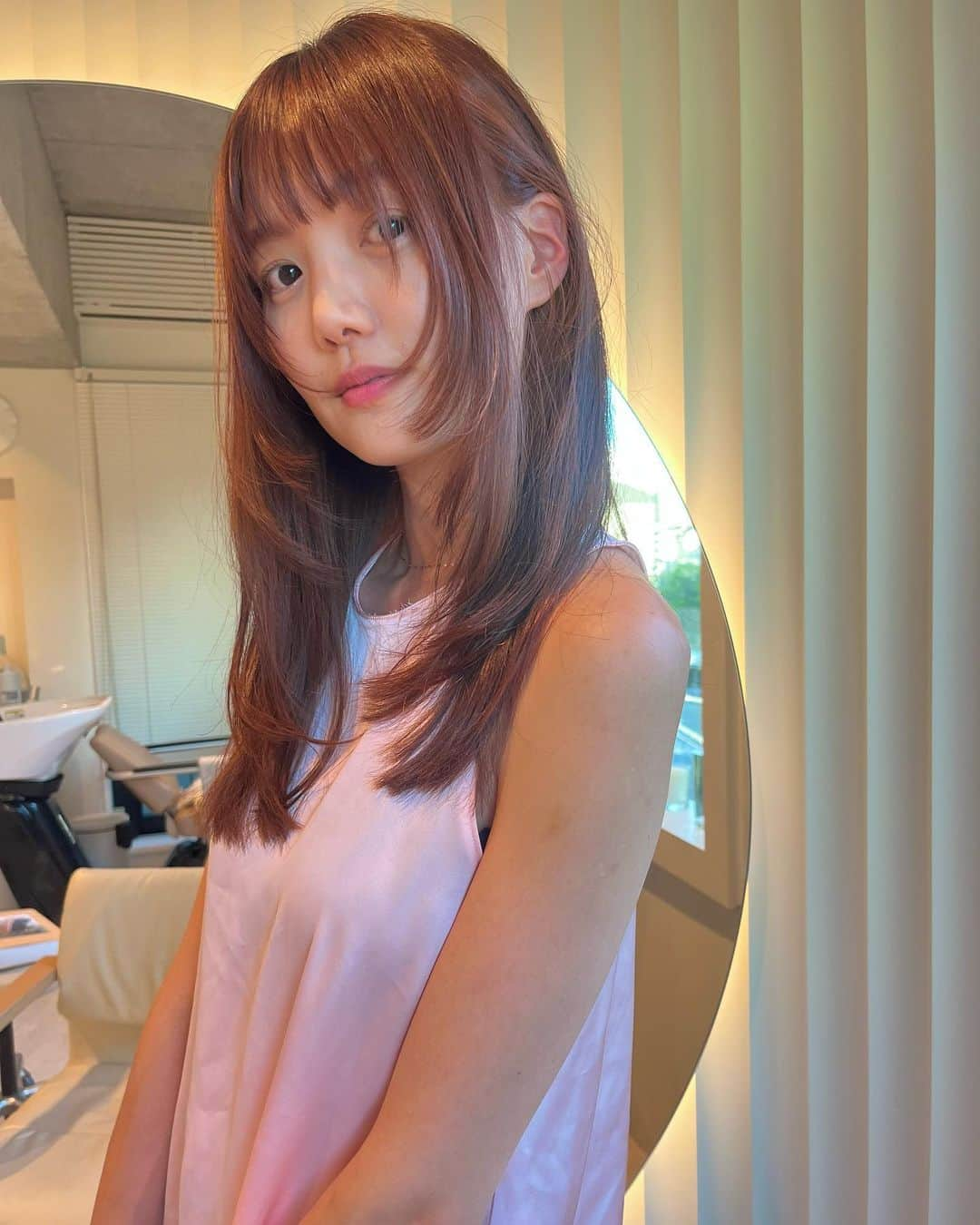 新倉真奈美さんのインスタグラム写真 - (新倉真奈美Instagram)「coral pink🍊💕  顔まわりのlayerに 少しプツっと感を残し pointに」8月4日 17時29分 - mana0809