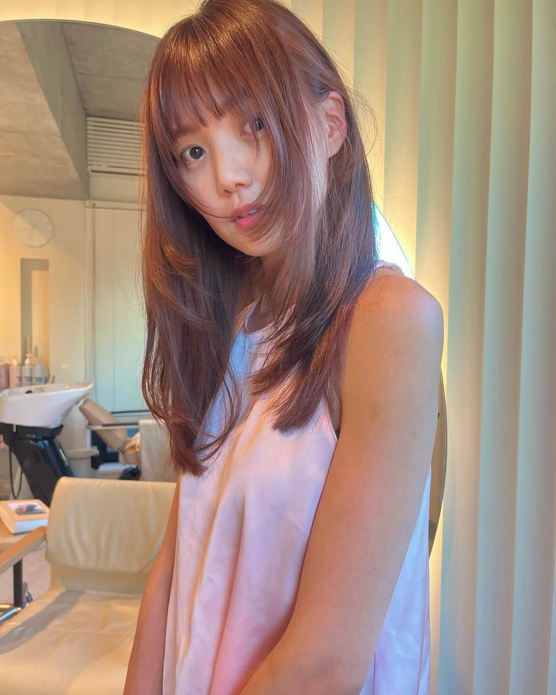 新倉真奈美のインスタグラム：「coral pink🍊💕  顔まわりのlayerに 少しプツっと感を残し pointに」