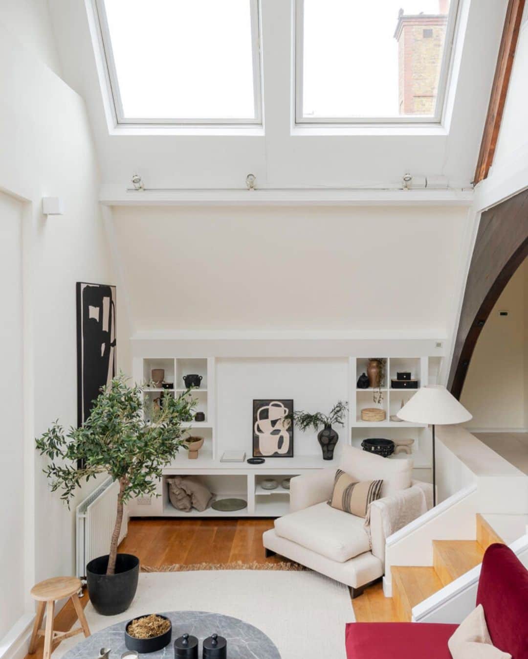The Modern Houseさんのインスタグラム写真 - (The Modern HouseInstagram)「#forsale High Achiever: a split-level apartment within a Victorian school conversion in Battersea, south-west London, with double-height windows and vaulted ceilings.  Follow the link in our bio to see the full listing.  Southside Quarter II, Burns Road, London SW11.」8月4日 17時30分 - themodernhouse