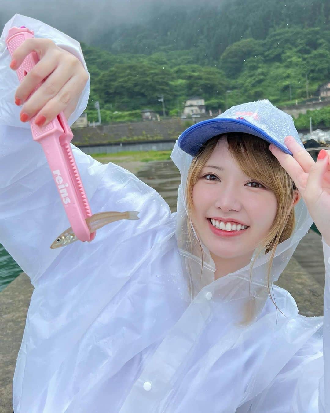 眞白桃々のインスタグラム：「🎣  【山形釣り遠征】  釣って楽しい見て可愛い 食べて美味しいシロギス  (っ'ヮ'c)＜ｵｲｼｨｨｨｨ  *⋆꒰ঌ┈┈┈┈┈┈┈┈┈໒꒱⋆*  🔍⸒⸒YouTube『うらごし桃々ちゃんねる。』  *⋆꒰ঌ┈┈┈┈┈┈┈┈┈໒꒱⋆*  .  #ルアマガ女子部  #reins」