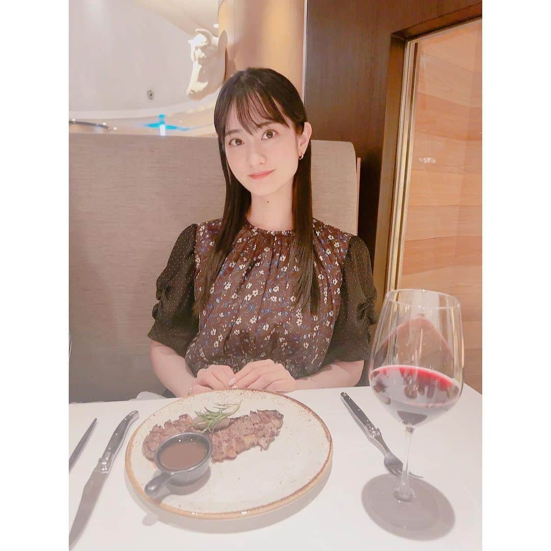 堀場美希のインスタグラム：「声優仲良しメンバーのお誕生日お祝いしてきたの💜💛❤️💚  お肉も美味しかったんだけど、タコのソテー(周りにマッシュポテトで囲ってたんだけど)が美味しすぎて。。すぎて。。もっと食べたかった〜😳💗  お腹捩れるくらい笑って、笑って、食べて、満腹になって、楽しい時間が過ごせてよかったよー！  お隣の海外のご夫婦も誕生日だったらしく、帰りに"happy birthday"って話しかけてくれて、ちょっとお話しできたのもよかったなぁ☺️  サプライズケーキも成功して大満足🙆🏻‍♀️ 次はどこいこうね〜？🤭  #サーロインステーキ #ティラミス #タコのソテー #誕生日お祝い」