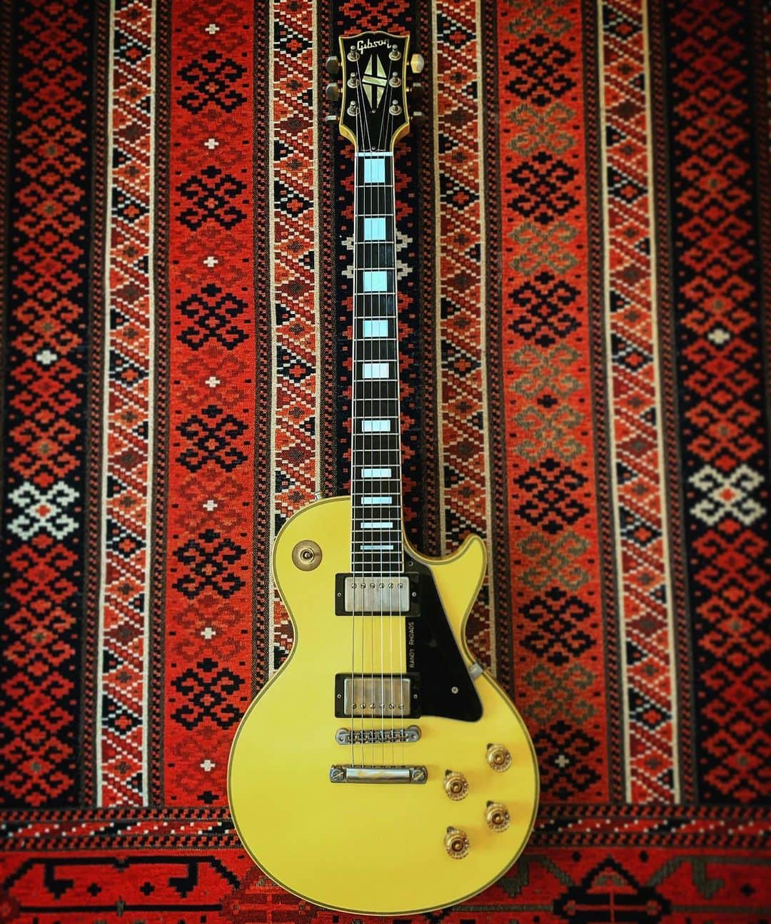 横山健さんのインスタグラム写真 - (横山健Instagram)「No.41 Gibson Custom Shop Randy Rhoads '74 Les Paul Custom 2010 V.O.S. name: R.R.  Ken Yokoyama official website の Guitars に、Randy Rhoads モデル登場！  Kenyokoyama.com/guitar からどうぞ！  #gibson #lespaulcustom #randyrhoads #kenyokoyama #横山健 #pizzaofdeath」8月4日 17時40分 - kenyokoyamaofficial