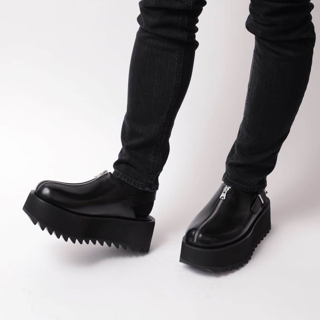 白鳥雪之丞さんのインスタグラム写真 - (白鳥雪之丞Instagram)「"TEARS OF SWAN-SHARK SOLE ZIP LEATHER SANDAL" ¥45.000(tax in)  オールレザー仕様、アッパー部分のファスナー開け閉め可能、ソール部分も軽量の素材を使い重さを軽減、一年通して履いて頂けるオリジナルサンダルになります。  西武池袋店頭、official webshopにて引き続き販売中ですので宜しくお願い致します🤐🏬💻  tears-of-swan.shop-pro.jp/?pid=174113429 (webshopオーダー分、明日発送)  @tears_of_swan  #tearsofswan #zipsandal #leathersandal  #sharksolesandal」8月4日 17時33分 - yukinojoeshiratori