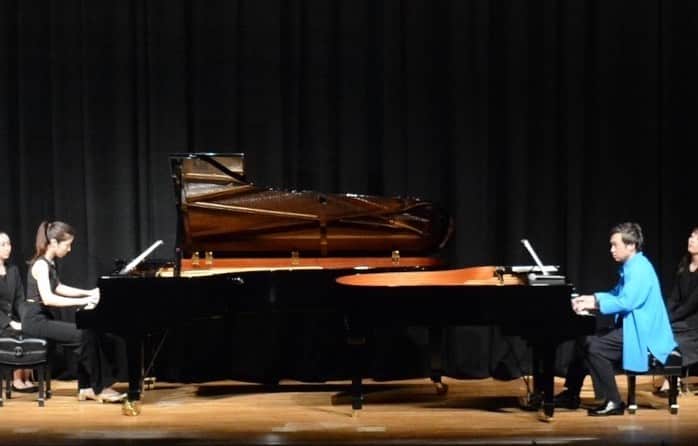 佐藤佳奈子のインスタグラム：「#fbf Such an exciting experience to perform Rachmaninoff's absolute masterpiece, Suite No.2 with @katooonsensei2 last week! (👉swipe to listen to my fav part of the piece..)   #スタークラシックスアカデミア で大変お世話になった　#加藤昌則 先生のコンサートにて、ラフマニノフの組曲2番を弾かせて頂きました！いやぁ楽しかったー！！😆  1年前、スタクラのオーディションを受けた時は、まさか1年後に目の前に座っていらっしゃる先生と一緒に演奏できる日が来るなんて思ってもいなかったので、びっくりやら嬉しいやら、人生どこでどう繋がるか分からないなぁ、としみじみ感じています… 音楽が繋いでくれるご縁、大好き🫶🏻  加藤先生、幸田町民会館の皆様、そしてお越しくださったお客様、本当にありがとうございました！  #piano #pianist #classicalmusic #musician #rachmaninoff #suite #twopianos #concert #concertphotography #ピアノ #クラシック音楽 #ラフマニノフ #コンサート #幸田町民会館」
