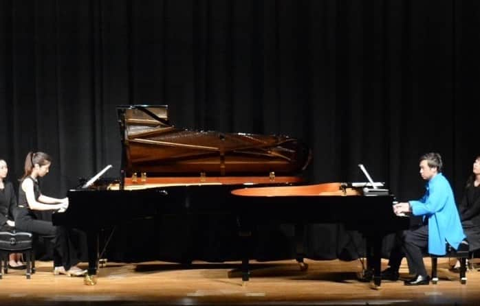 佐藤佳奈子さんのインスタグラム写真 - (佐藤佳奈子Instagram)「#fbf Such an exciting experience to perform Rachmaninoff's absolute masterpiece, Suite No.2 with @katooonsensei2 last week! (👉swipe to listen to my fav part of the piece..)   #スタークラシックスアカデミア で大変お世話になった　#加藤昌則 先生のコンサートにて、ラフマニノフの組曲2番を弾かせて頂きました！いやぁ楽しかったー！！😆  1年前、スタクラのオーディションを受けた時は、まさか1年後に目の前に座っていらっしゃる先生と一緒に演奏できる日が来るなんて思ってもいなかったので、びっくりやら嬉しいやら、人生どこでどう繋がるか分からないなぁ、としみじみ感じています… 音楽が繋いでくれるご縁、大好き🫶🏻  加藤先生、幸田町民会館の皆様、そしてお越しくださったお客様、本当にありがとうございました！  #piano #pianist #classicalmusic #musician #rachmaninoff #suite #twopianos #concert #concertphotography #ピアノ #クラシック音楽 #ラフマニノフ #コンサート #幸田町民会館」8月4日 17時36分 - kaanaakoo28