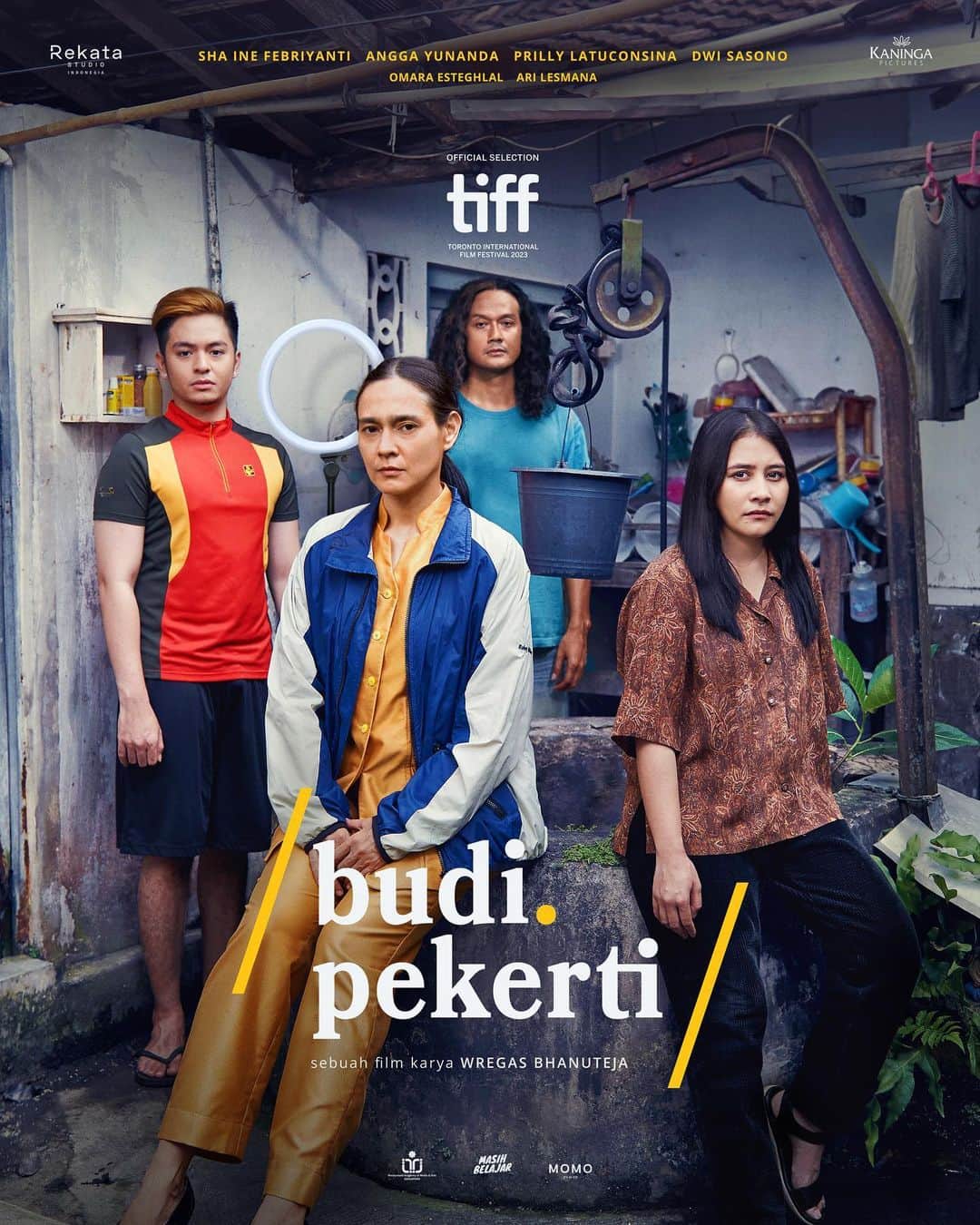 Prilly Latuconsinaのインスタグラム：「WORLD PREMIERE - TORONTO INTERNATIONAL FILM FESTIVAL - BUDI PEKERTI.   Dengan syukur dan bahagia kami kabarkan bahwa film @filmbudipekerti dengan judul internasional ANDRAGOGY terpilih jadi Official Selection di Toronto International Film Festival yang akan digelar pada 7-17 September 2023 dalam section Discovery di Toronto, Kanada. Segala rasa terima kasih kami ucapkan untuk semua pihak yang telah mendukung pembuatan film ini.  — Bu Prani @inefebriyanti, seorang guru BK yang video perselisihannya dengan pengunjung pasar menjadi viral di media sosial. Akibat tindakannya yang dinilai tidak mencerminkan pribadi seorang guru, ia dan keluarganya @angga @prillylatuconsina96 @dwisasono mendapat perundungan, dicari-cari kesalahan lainnya hingga terancam kehilangan pekerjaan.  Diperankan oleh Sha Ine Febriyanti @inefebriyanti , Angga Yunanda @angga, Prilly Latuconsina @prillylatuconsina96 , Dwi Sasono @dwisasono, Omara Esteghlal @omara.esteghlal , dan Ari Lesmana @ari_lesmana  Sutradara dan Penulis : @wregas_bhanuteja Produser: @adiekatama @nengridla @wiew94 @anandianurita Executive Producer: @abkumala @9emiano @imanusman Tan Keng Leck, Tan Zheng Jie  Co Producer: @tansien @robinjdbmoran Associate Producer: @masova @anggarulianto @joyasahri @tiyyak_ Line Producer : @shirtam_  Penata Sinematografi : @gunnarnimpuno  Penata Artistik : @ditagam  Editor : @mdnmdnmdn  Penata Rias : @astridsambudiono  Penata Busana : @fadilayunidar  Penata Suara : @suara88 @satriobudiono  Penata Musik : @yennuariendra  Penata Efek Visual : @binawanutama Penata Peran : @yunitachun  Asisten Sutradara 1 : @gumelaraya  Asisten Sutradara 2 : @leon_lolang  Asisten Sutradara 3 : Defiadi Mahendra Asisten pada Produser dan Sutradara : @ananditadevitarianti  Design Poster : @alvinhariz Foto Poster : @trirtn  Produksi @rekatastudio @kaningapictures @kgmediaid  @momofilmco @masihbelajarproject   Nantikan film Budi Pekerti tayang 2023. #BudiPekerti #FilmBudiPekerti」