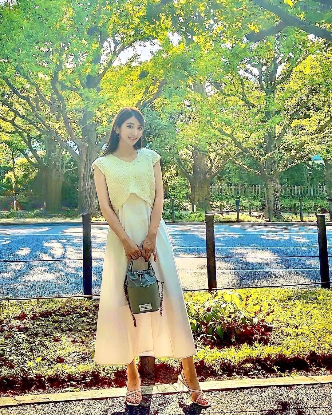坂本麻子のインスタグラム：「. 打ち合わせ&顔合わせ でたくさん歩いた日👟 あっつーーーいね！！！ . 展示会で頼んでた 可愛いワンピース届いたよ👗 ▶︎ @lily_brown_official  秋まで着れるからたくさん着る♪」