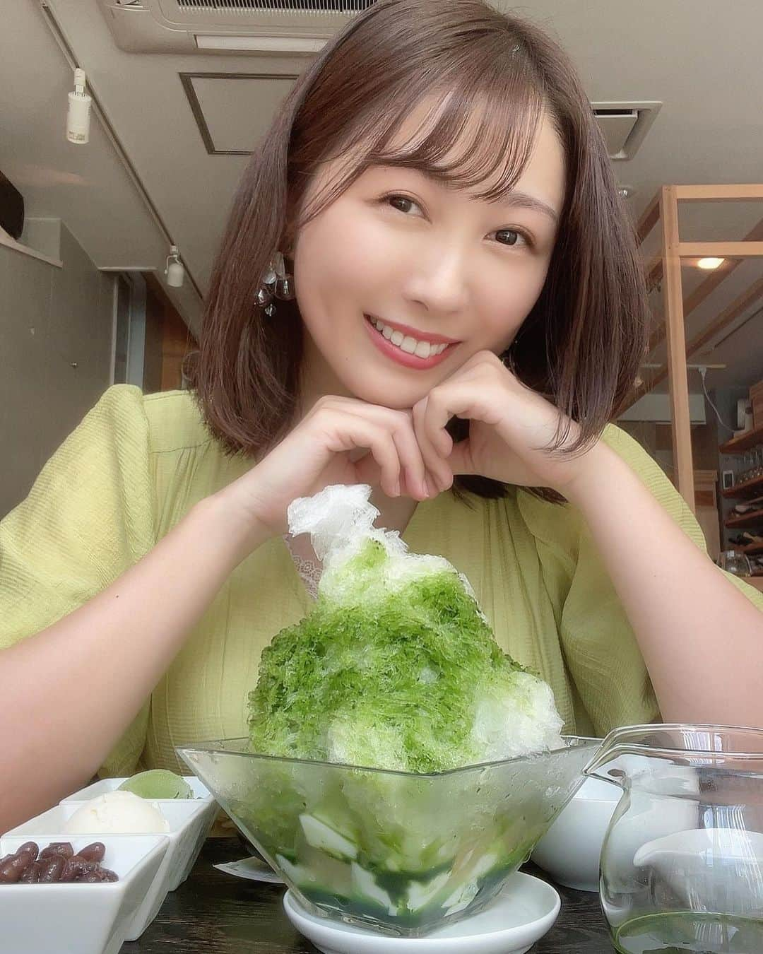 佐々木晴花のインスタグラム：「・ ・ 🍧気になったら写真右下をタップして保存しといてね🍧  8月ー🌻YouTubeはるはるチャンネル、今月10本投稿祭りだyo〜生配信も3回やっちゃうyo〜詳しくははるはるチャンネルのご報告動画ご覧下さい😘  皆夏してる〜？😚☀️ 今週もお疲れ様だね🍺🥺  暑さでやられているであろう皆様に… ひんやりとした動画をお届けするぜ🍧  本日の動画はこちら🍧🥰⏬  【かき氷】東京都内のオススメかき氷5選！（茶茶の間・堀内果実園・ひみつ堂・いちや・ノエル）  かき氷屋さん５店舗まわってきたyo〜🤩 キンキンに冷えてお腹やばいyo〜🤩  お店それぞれのこだわりがあって個性豊かでございました！！ （最近のかき氷ってリッチだけど…ご褒美ってことでそこは目を瞑ろう👀）  是非はるはるチャンネルチェックしてみてね🍧☺️ 8/4（金）19時〜アップです！！  🍧1枚目から順番に⬇️🍧  「表参道　茶茶の間」さん　 濃い濃い抹茶すぺしゃる  「ひみつ堂」さん　 河内晩柑三昧  「堀内果実園ソラマチ店」さん 丸ごとももすもも　  「いちや 東京ミズマチ店」さん 生熟いちごミルク　白玉トッピング  「ノエル」さん 黒ごまと白みそ  ・ ・ ・ 心変わりの相手は私にしてみない？💎  《SNS》 🌻YouTube（２つやってます✌️） ⚫︎アラサーほろよい隊  ⚫︎はるはるチャンネル (ストーリーズハイライトから飛べます✈️） 🌻Twitter  @ Haru2nrun 🌻TikTok  @ haru2n.run ・ ・ #女優#俳優#ダンサー#RIZINガール #新人YouTuber  #YouTuber #チャンネル登録お願いします  #大人女子#ビール女子 #グルメ女子  #お酒好き女子 #お酒好きな人と繋がりたい  #ビール部 #お酒好きと繋がりたい  #アラサー女子#アラサー独身女子  #japanesegirl #instagood #like4like #かき氷#かき氷屋さん #かき氷部 #かき氷巡り  #茶茶の間#堀内果実園 #ひみつ堂 #いちや#ノエル #東京かき氷 #都内カフェ」