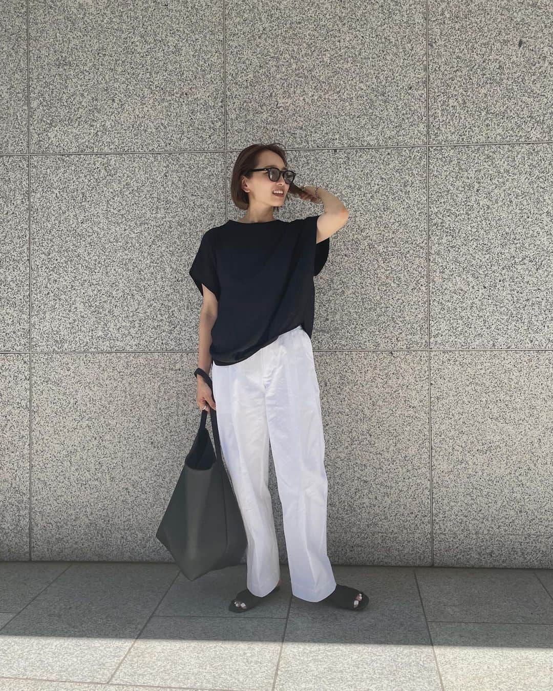 かんだまのインスタグラム：「今日も暑かったねーーーー🫠🫠暑い日はラフでシンプルにつきる。  数年前に白黒本を出させてもらったときに気になってた @loeff_official のボトム。その後、神秘的ボディを経験したため数年越しになってしまったけど、やっとお迎え🤝 シワになりやすかったり糸くず付きやすかったりするけど、漂白されたような真っ白さとダボっとしたシルエットがお気に入り💯  トップスはマルゥの二の腕カバーできるドレープトップス。ボトムに入れても入れなくても様になるようにフロント部分デザイン拘ったのと、ツルッと素材だからラフだけど上品に着られるのと、何より二の腕の隠したいところしっかりカバーしながら涼しく着られるやつ。全然みせてなかったけど()お気に入りの一着🙈  シンプルなスタイルはお気に入りのアクセサリーたちが映えて良き☺︎  #だま服 #モノトーンコーデ #30代コーデ #ワーママ #シルバーアクセサリー #夏コーデ」