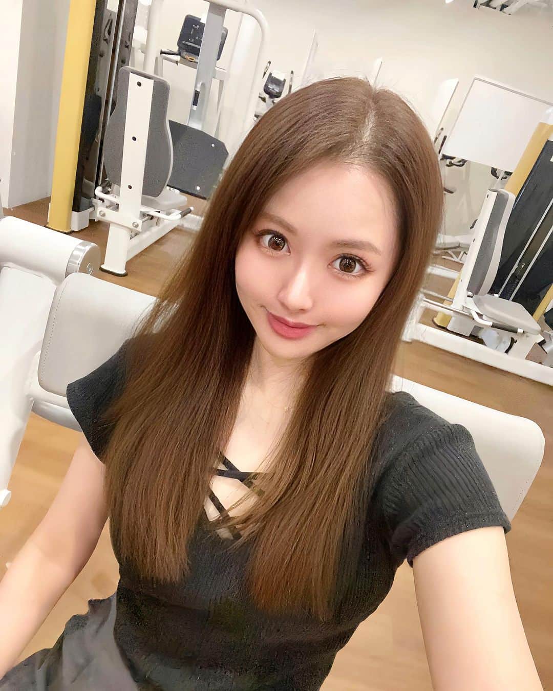 あやかさんのインスタグラム：「ちょこざっぷ行ってみたよ⭐︎  アプリ取ってすぐ最寄りの店舗で始められたし 私服で使えるから気張らずウェアも揃えなくていいし気軽すぎた♡  何より暑くて全然ウォーキングできてなかったから エアコン効いてるとこで体動かせてめっちゃ助かる😂♡  ともだち紹介コードがあるから 使ってくださいな♡ ↓ 紹介コード「HIXKRSQB」を入れて契約すると最大3,600円OFF！ ▼今すぐチェックする https://chocozap.jp  @chocozap_official  #chocoZAP #チョコザップ #ジム」